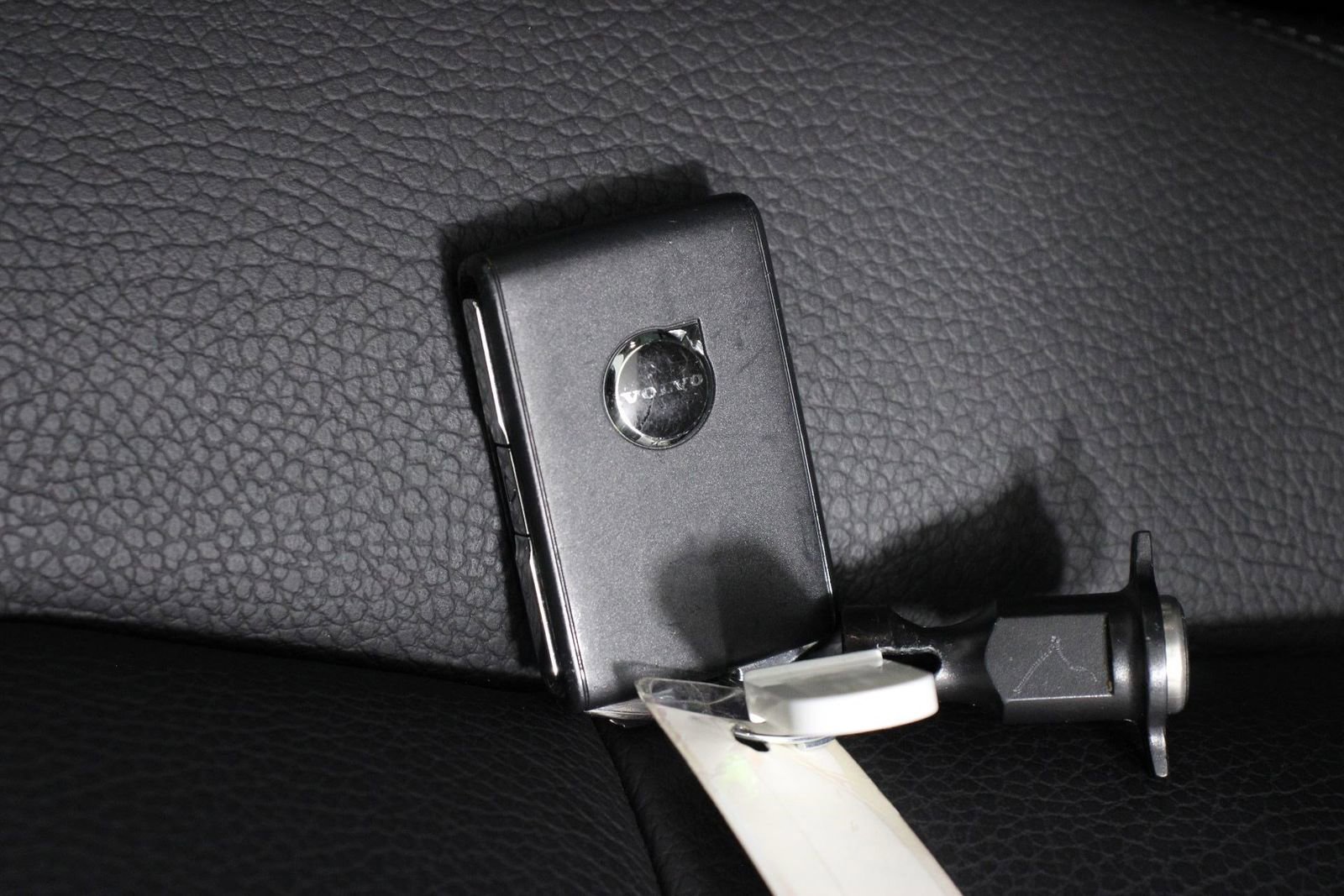 Certified 2025 Volvo XC60 B5 Plus AWD/4WD image 33