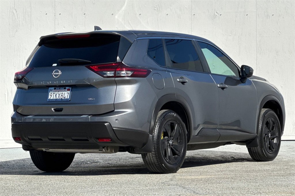 Used 2025 Nissan Rogue SV image 3