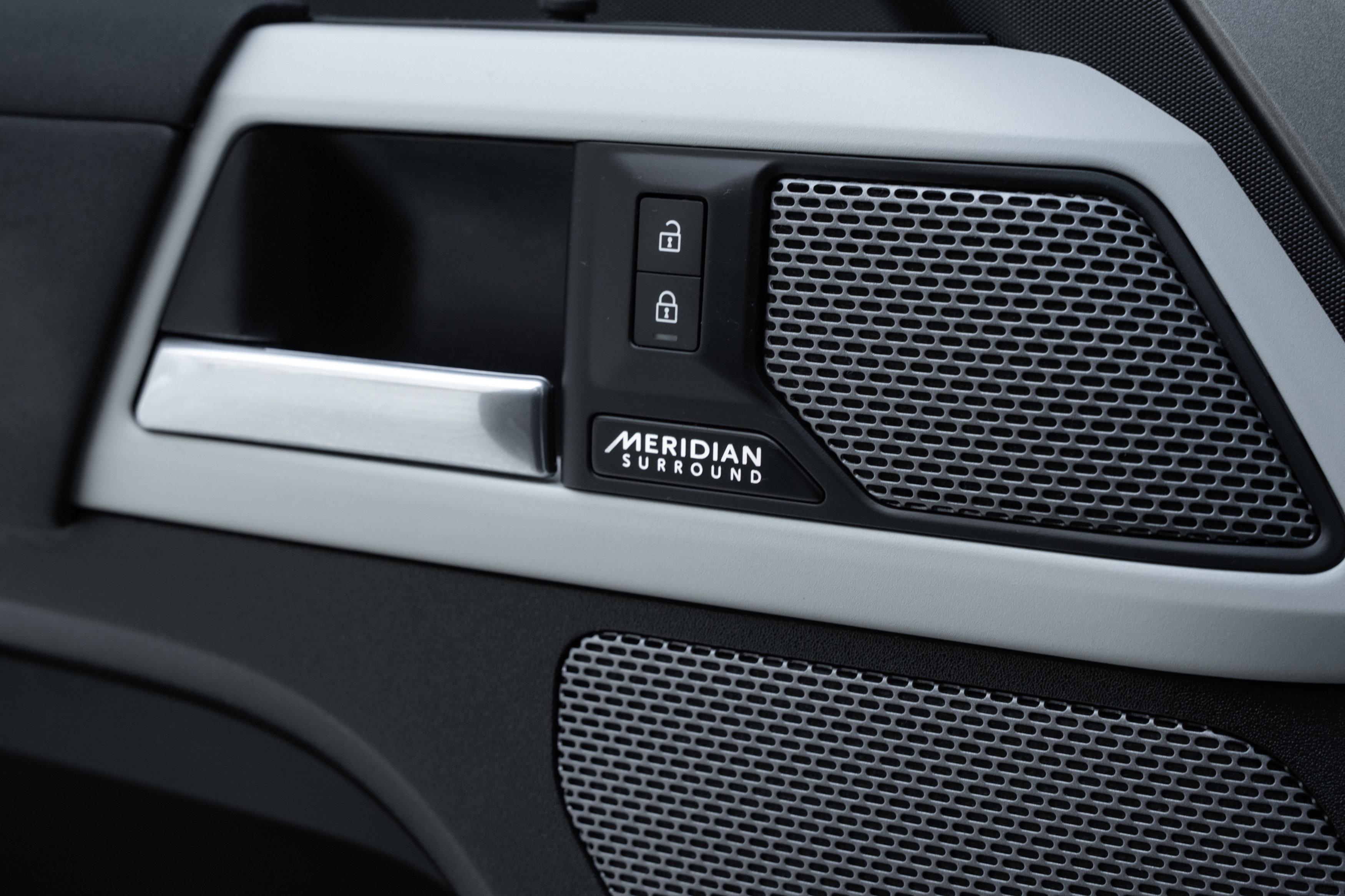 Used 2023 Land Rover Defender 90 X-Dynamic SE image 19