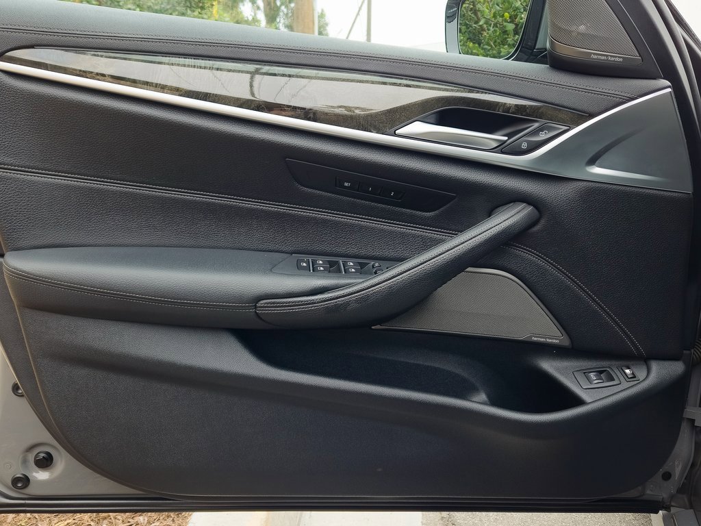 Used 2021 BMW 530e xDrive w/ M Sport Package image 12