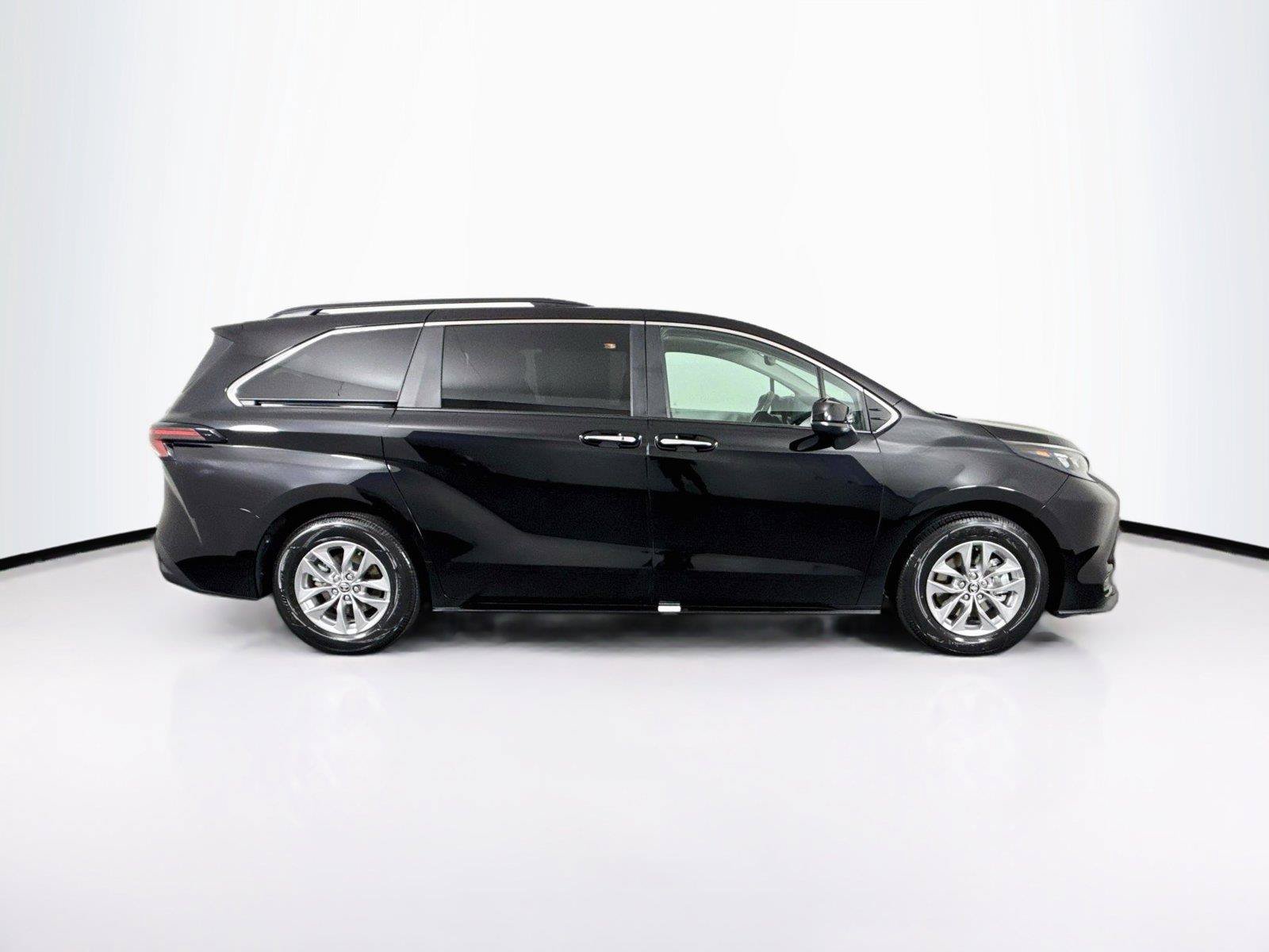 Certified 2026 Toyota Sienna XLE FWD image 11