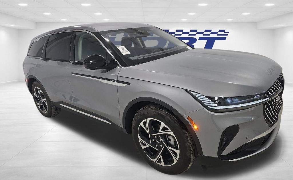 Used 2025 Lincoln Nautilus Premier image 3