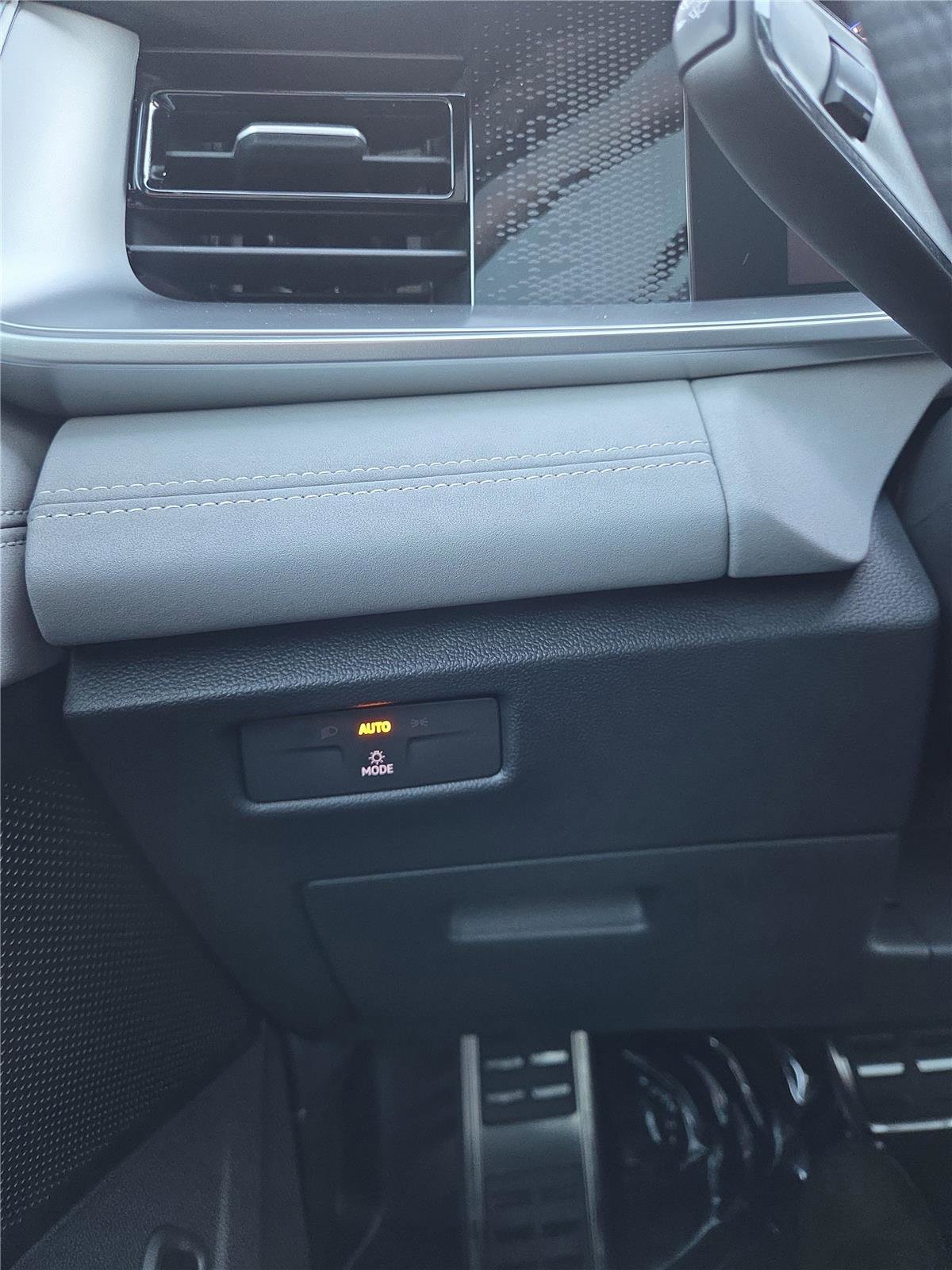 New 2025 Volkswagen Tiguan SE R-Line image 18