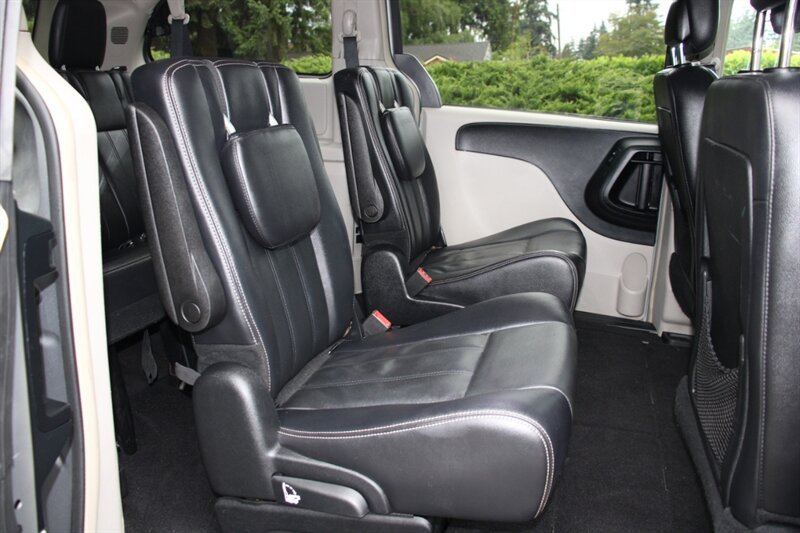 Used 2014 Chrysler Town & Country Touring FWD image 16
