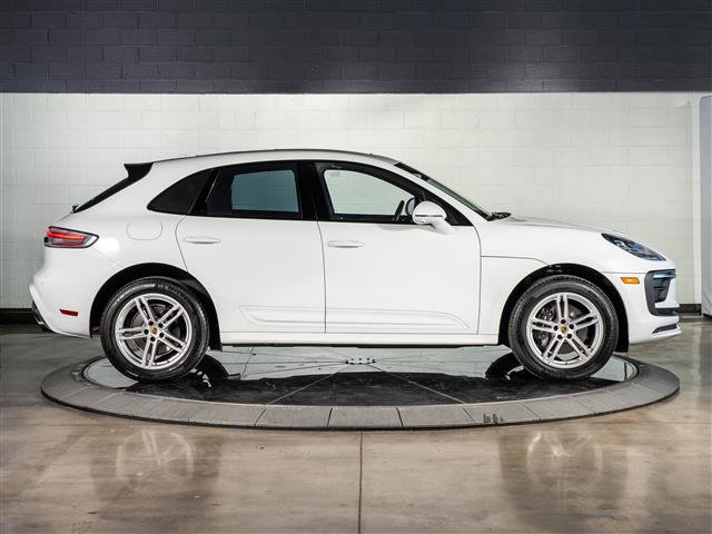 Certified 2025 Porsche Macan AWD/4WD image 8