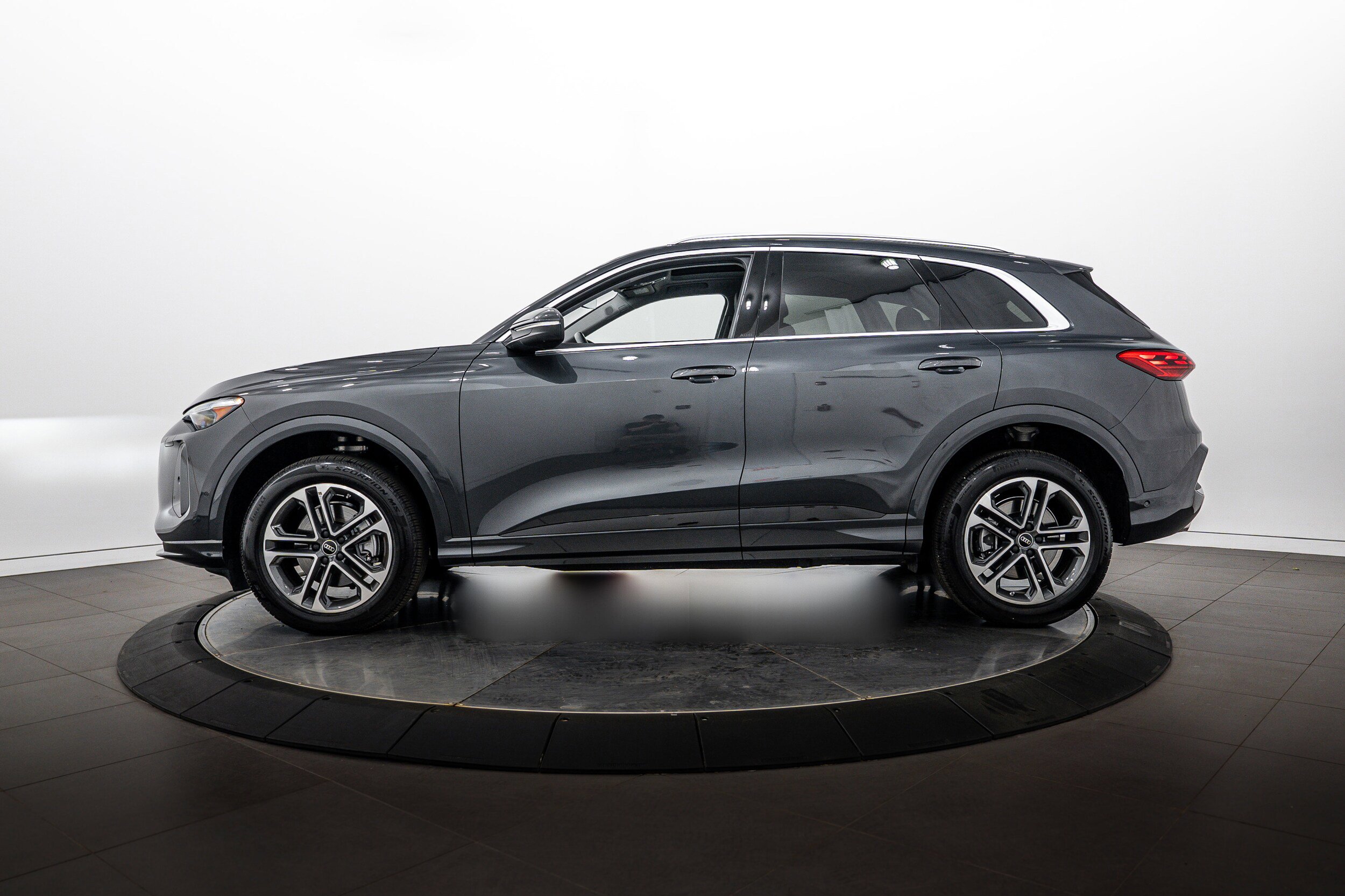 Used 2025 Audi Q5 Premium Plus w/ Premium Plus AWD/4WD image 6