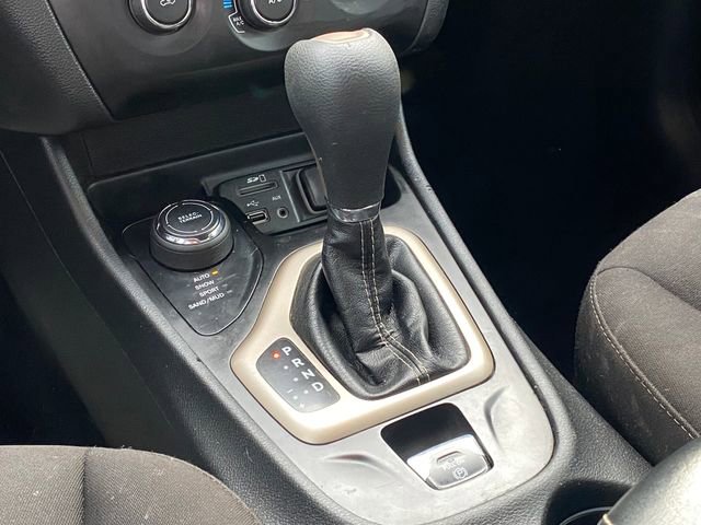 Used 2017 Jeep Cherokee Sport image 9