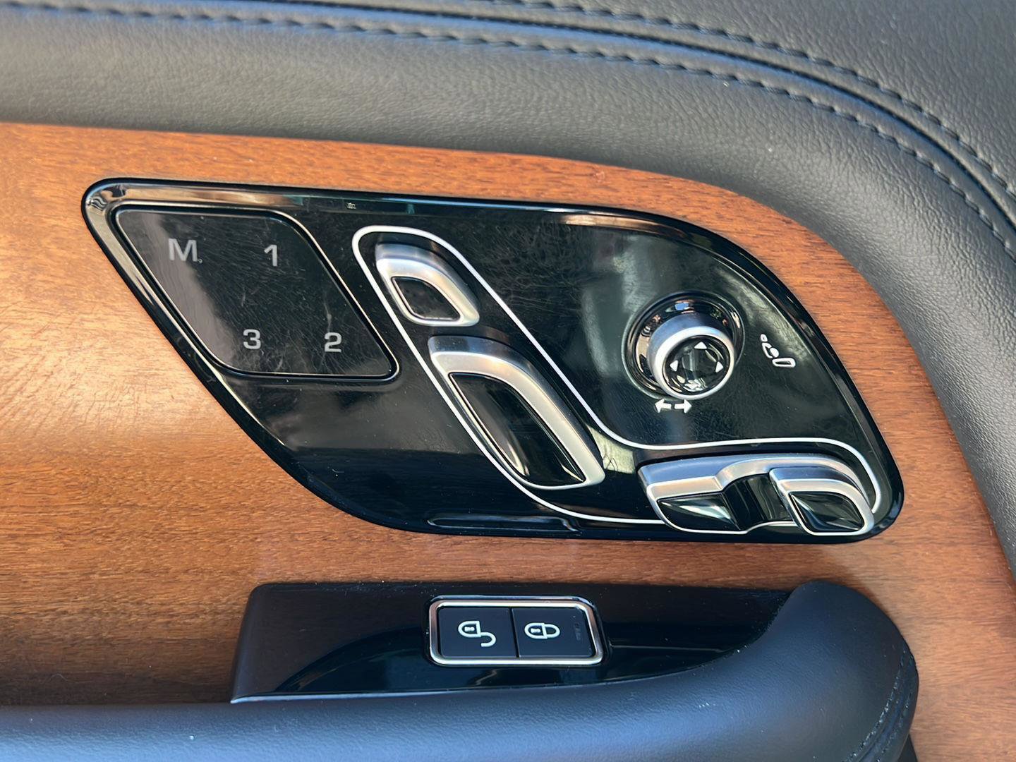 Used 2020 Land Rover Range Rover HSE image 11