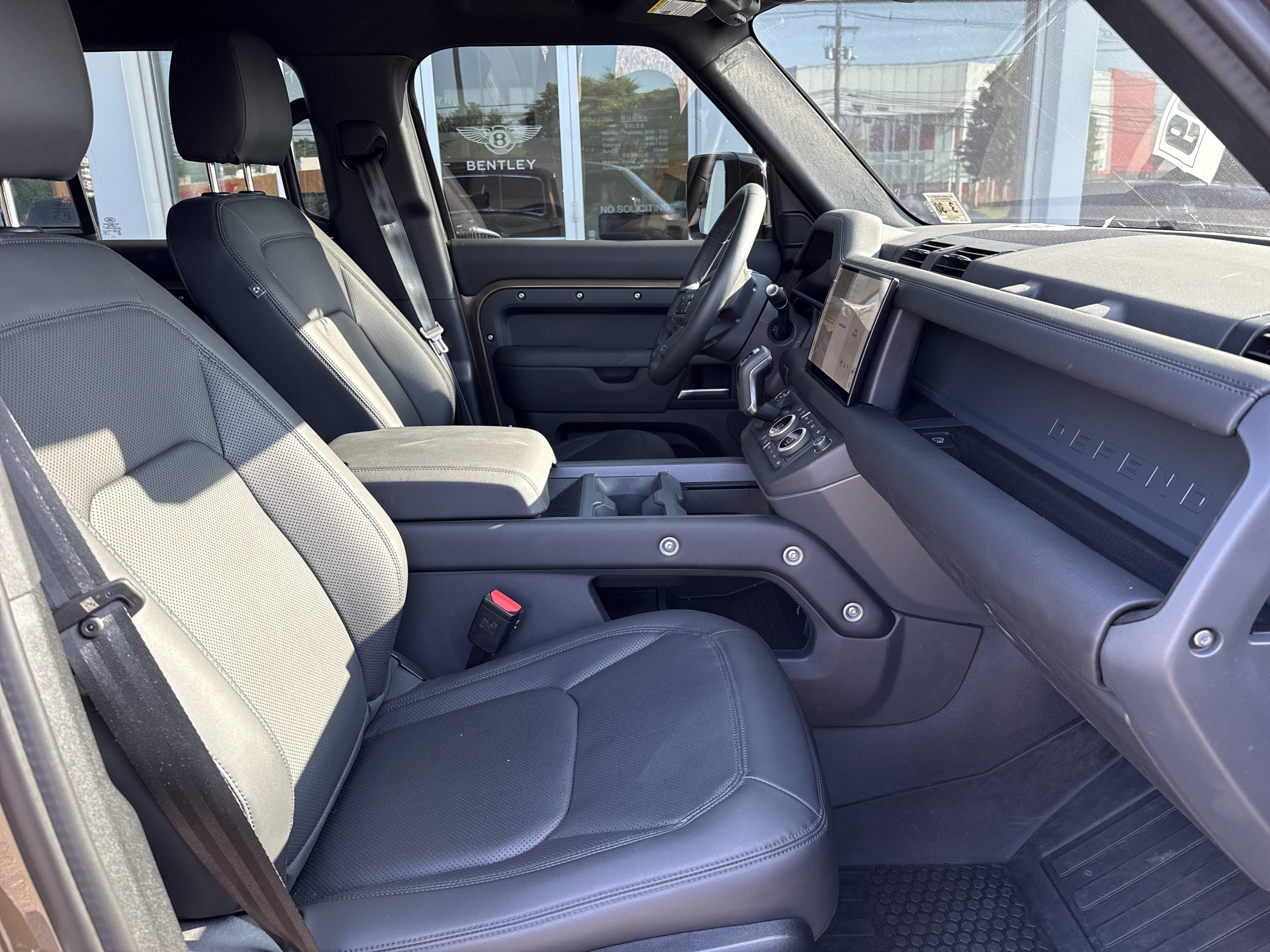 Used 2025 Land Rover Defender 110 X-Dynamic SE AWD/4WD image 2