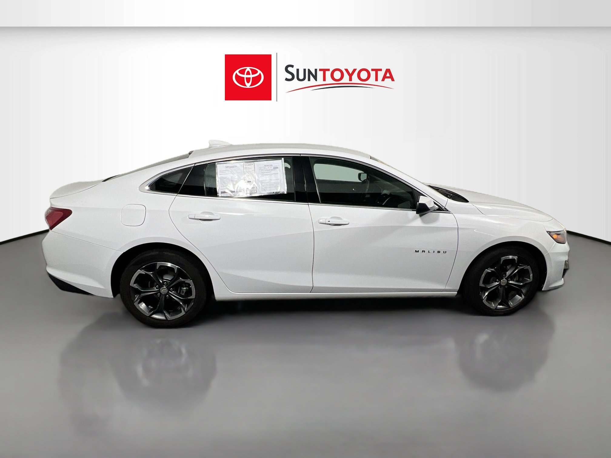 Used 2022 Chevrolet Malibu LT image 2