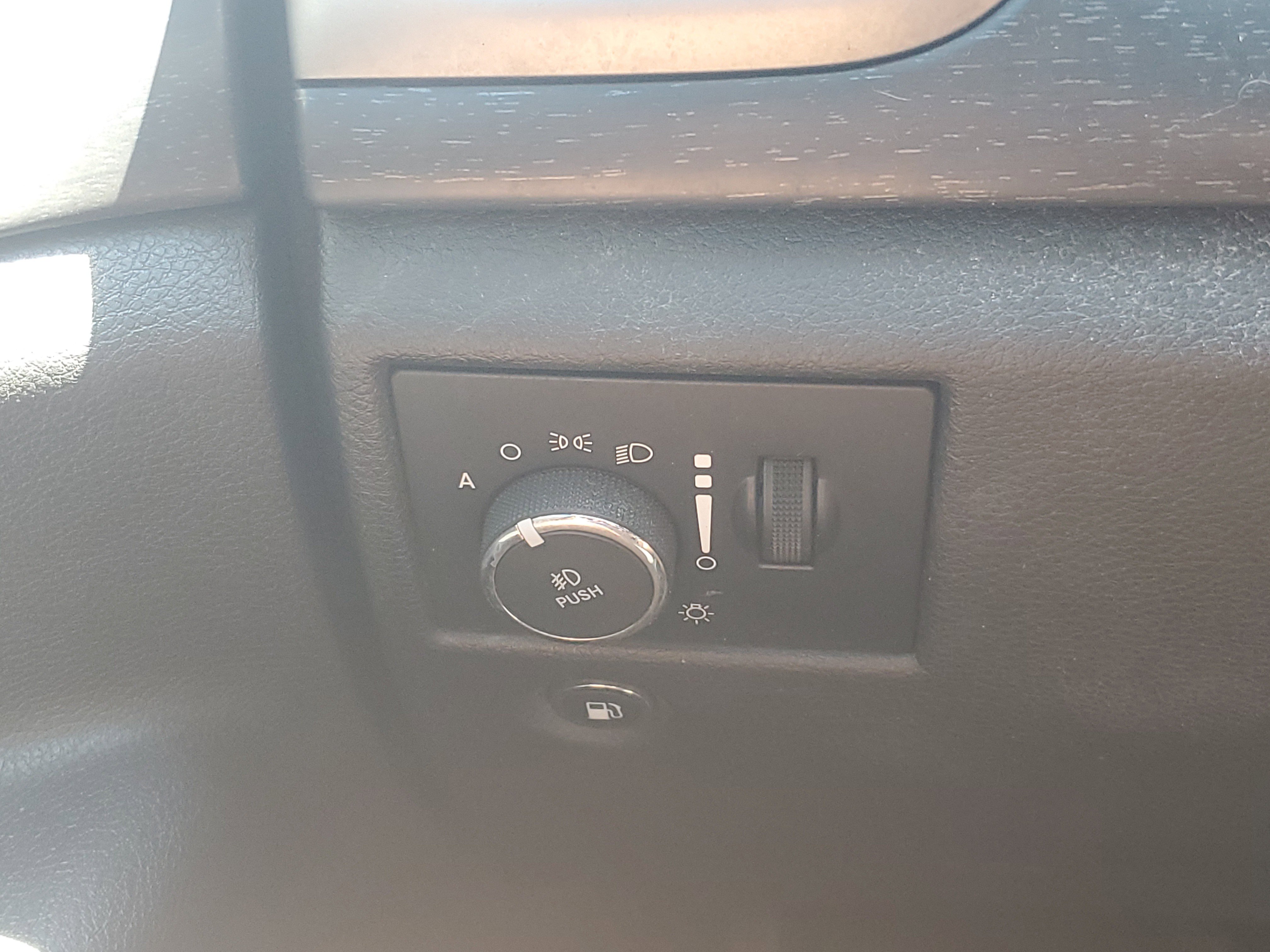 Used 2018 Jeep Grand Cherokee Laredo image 5