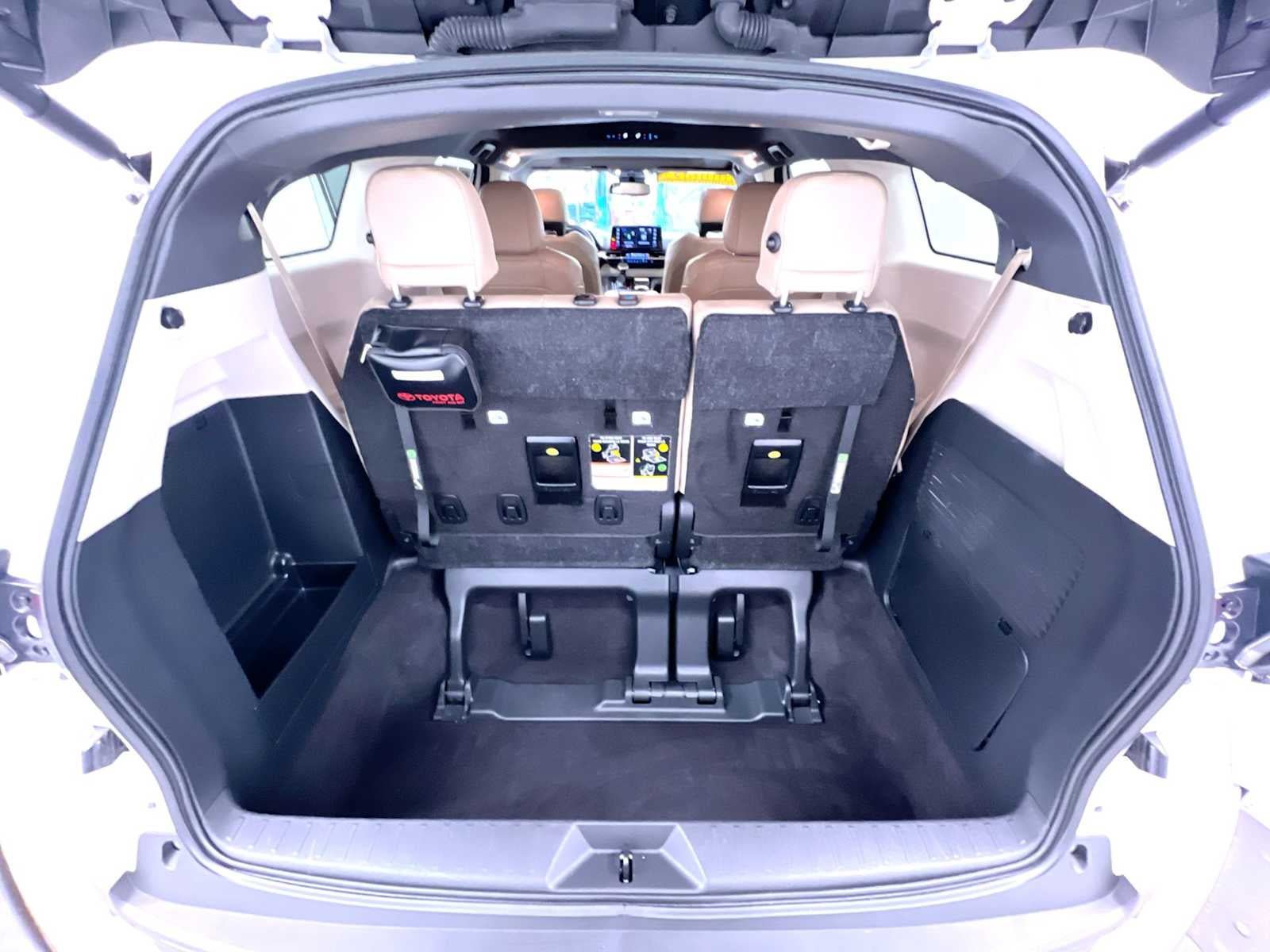 Used 2024 Toyota Sienna XLE FWD image 44