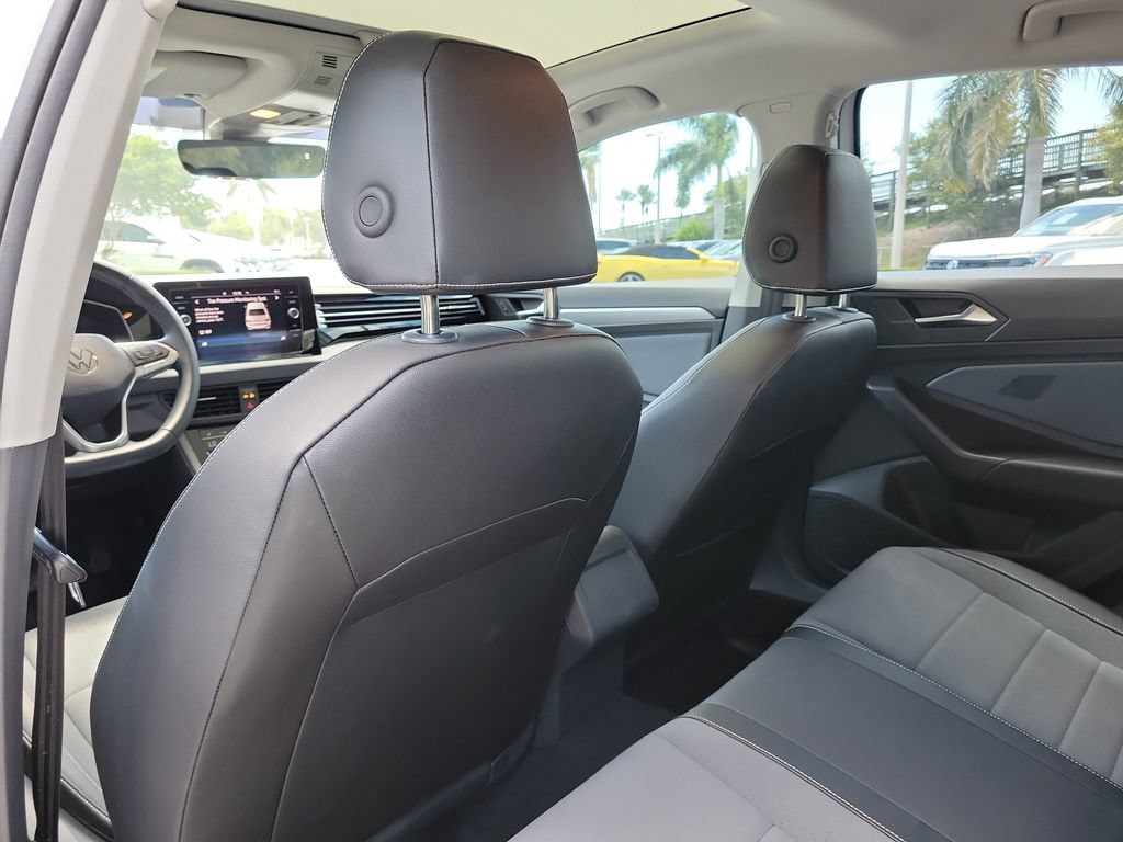 Certified 2025 Volkswagen Jetta SE w/ Sunroof Package FWD image 10