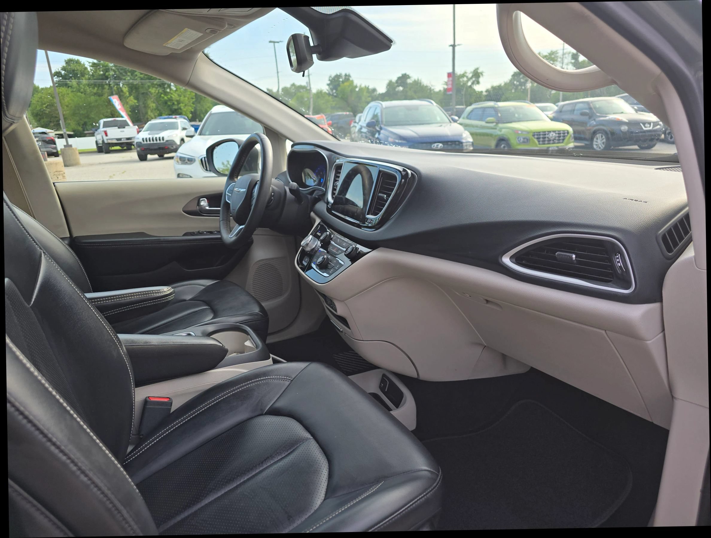 Used 2023 Chrysler Pacifica Touring-L FWD image 21