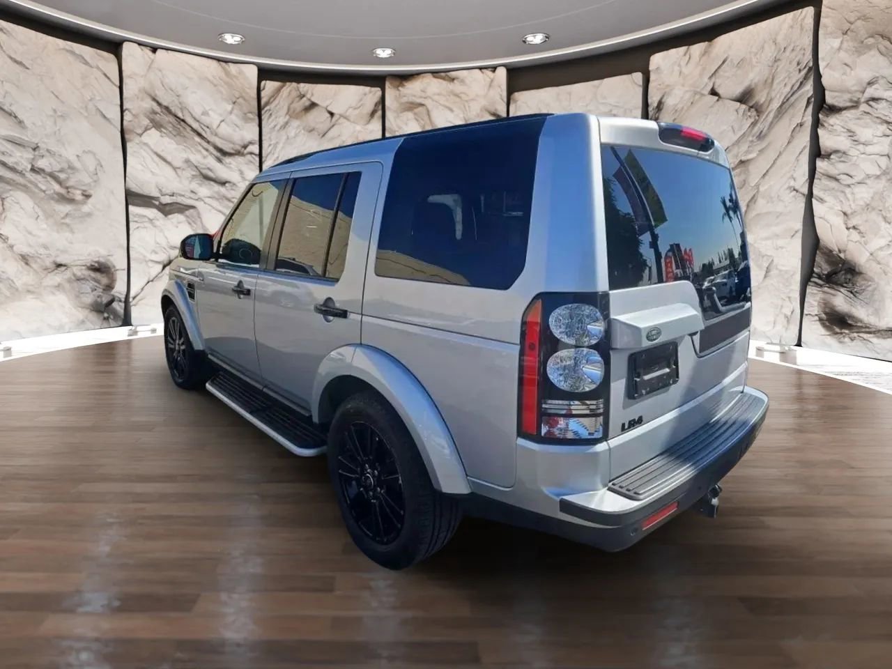 Used 2016 Land Rover LR4 HSE Silver Edition image 4