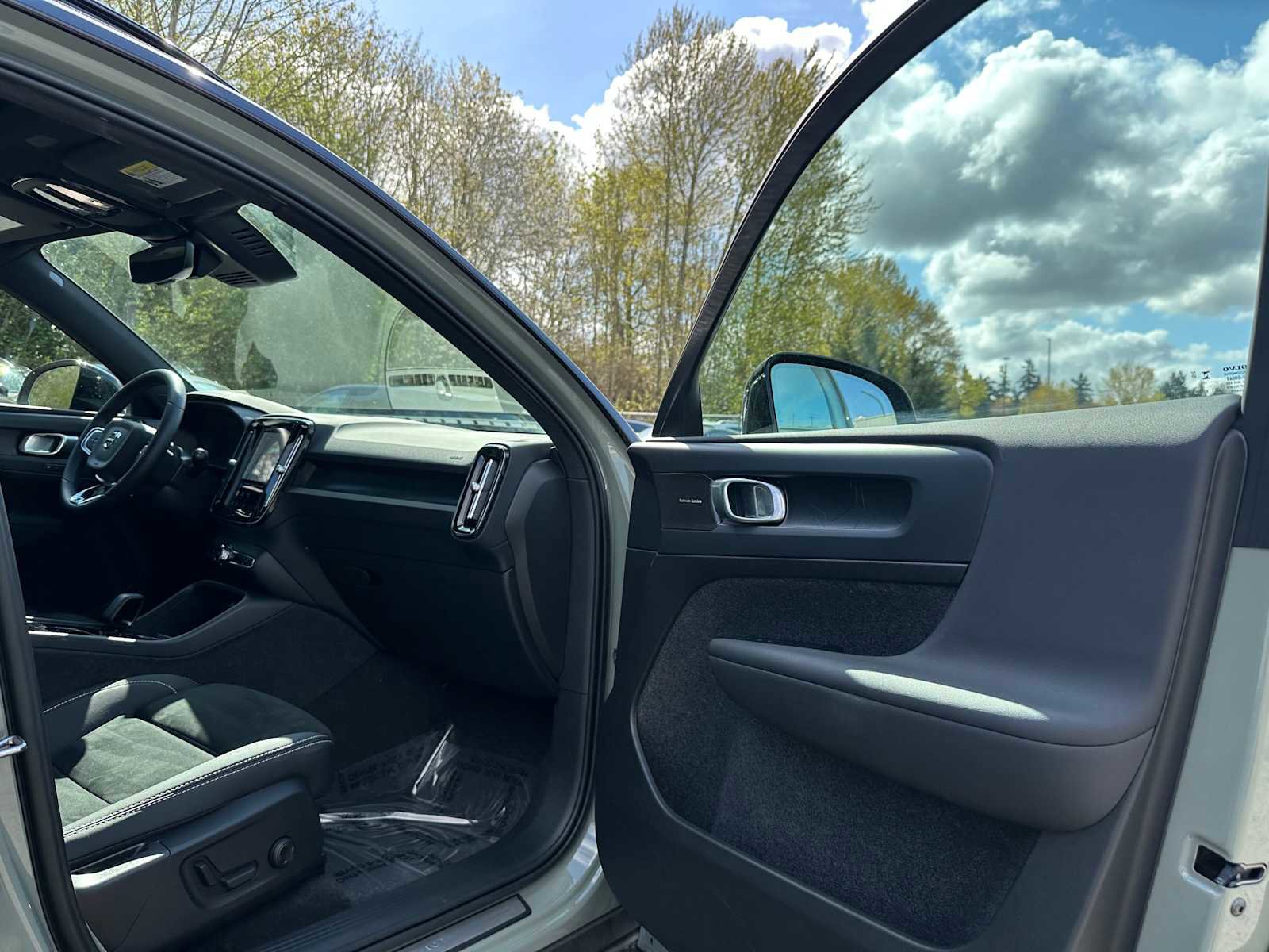 Certified 2023 Volvo XC40 Recharge Ultimate w/ Protection Package Premier AWD/4WD image 12