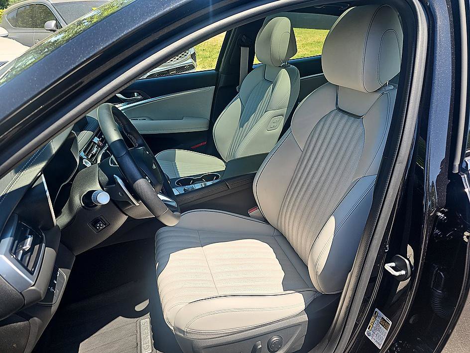 Used 2025 Genesis G70 2.5T w/ Sport Prestige Package AWD/4WD image 17