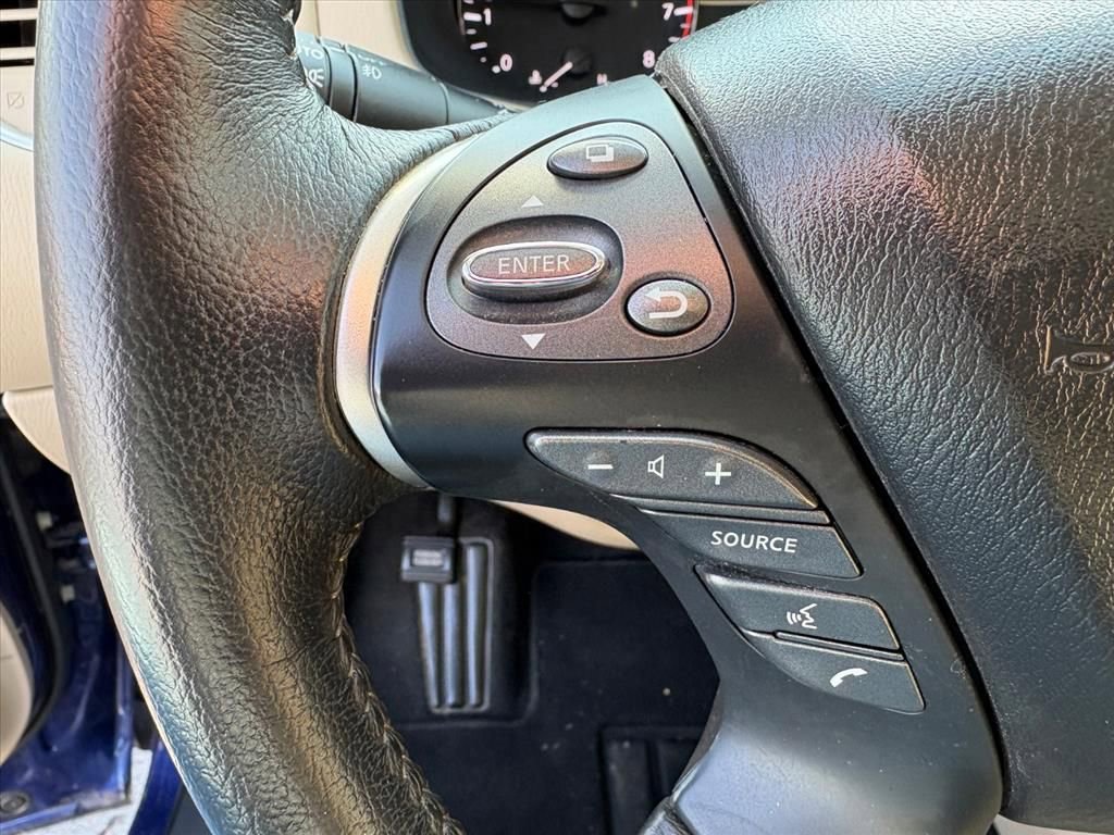 Used 2020 Nissan Pathfinder SV image 11