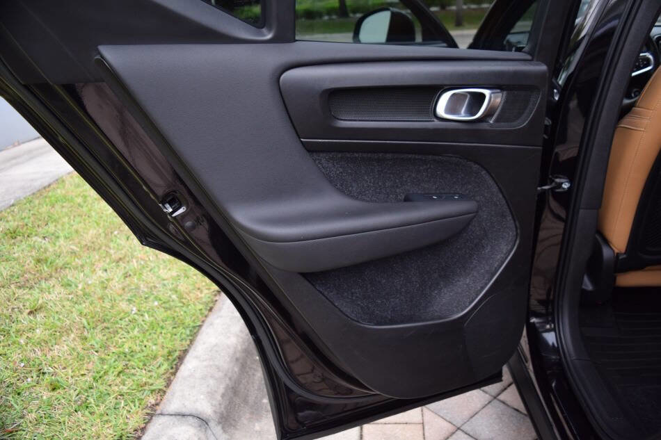 Used 2020 Volvo XC40 T5 Momentum w/ Protection Package Premier image 73