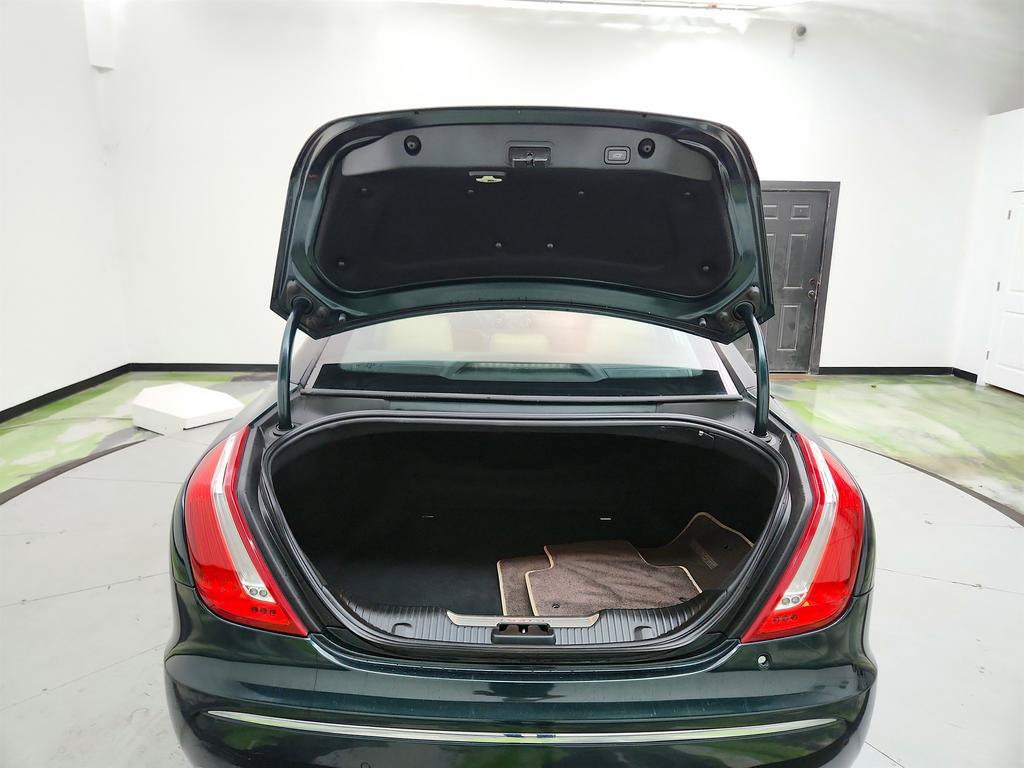 Used 2015 Jaguar XJ AWD image 32