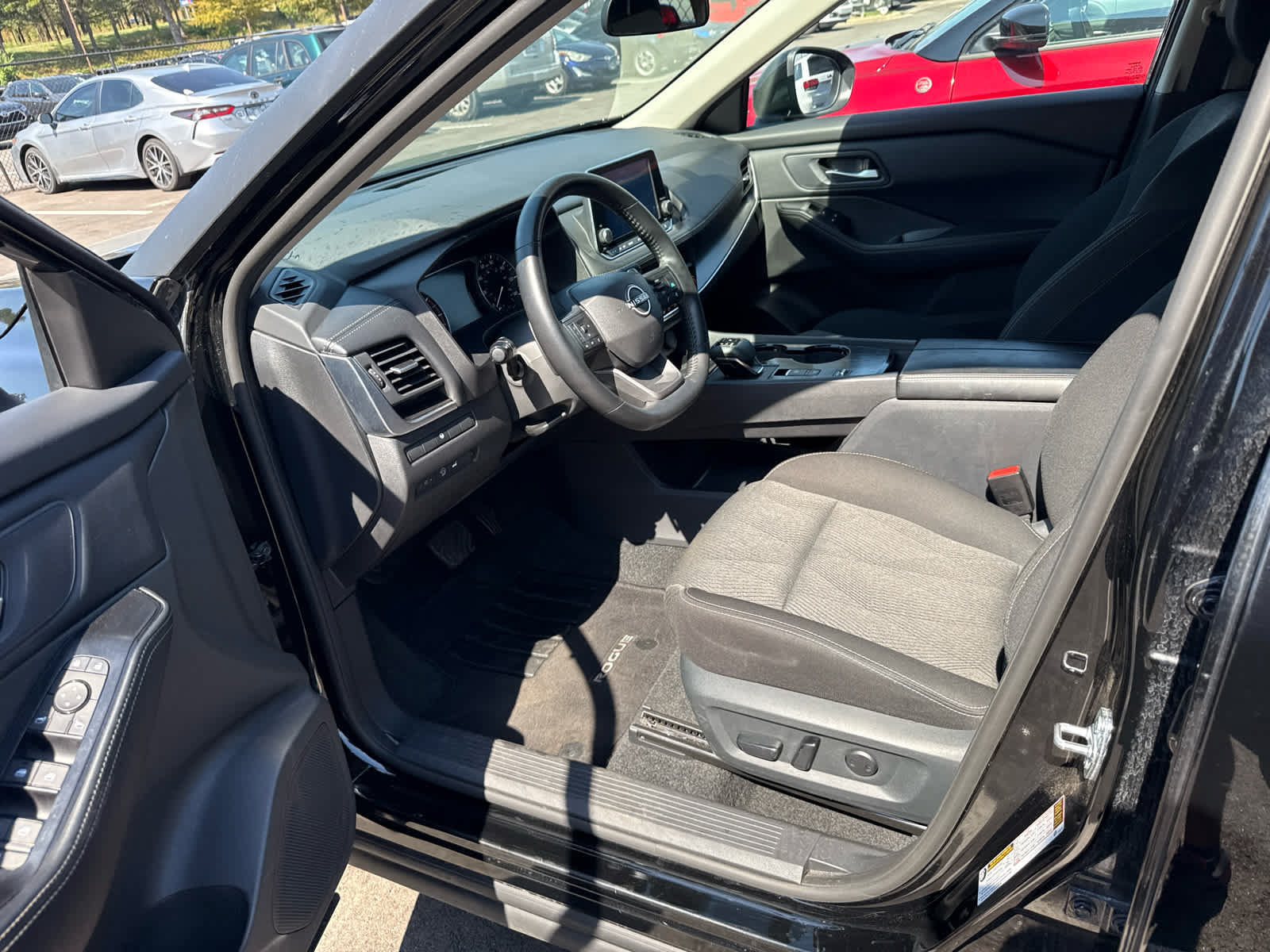 Used 2025 Nissan Rogue SV FWD image 7