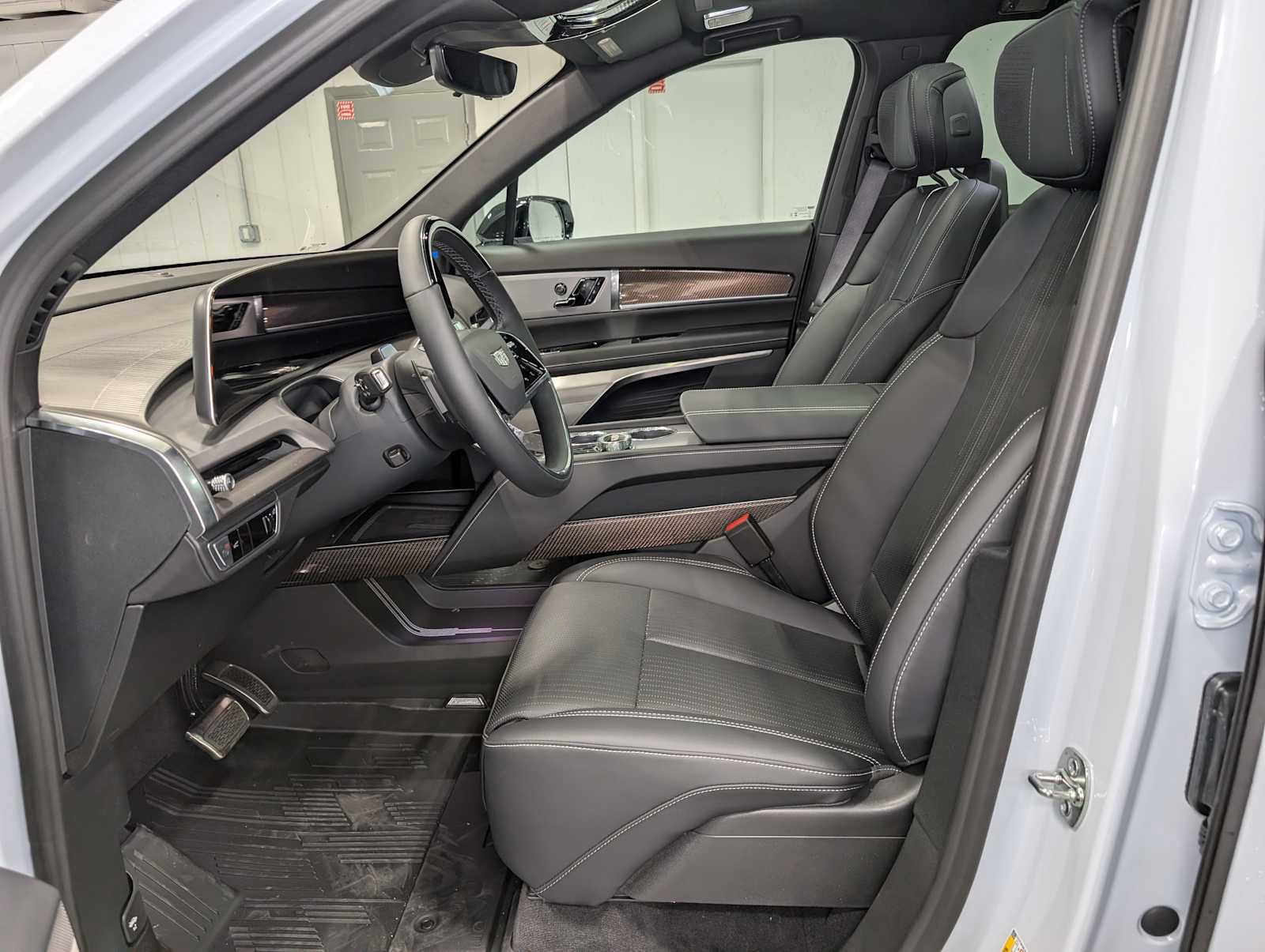 New 2027 Cadillac Vistiq Luxury w/ LPO, Floor Liner Package AWD/4WD image 4