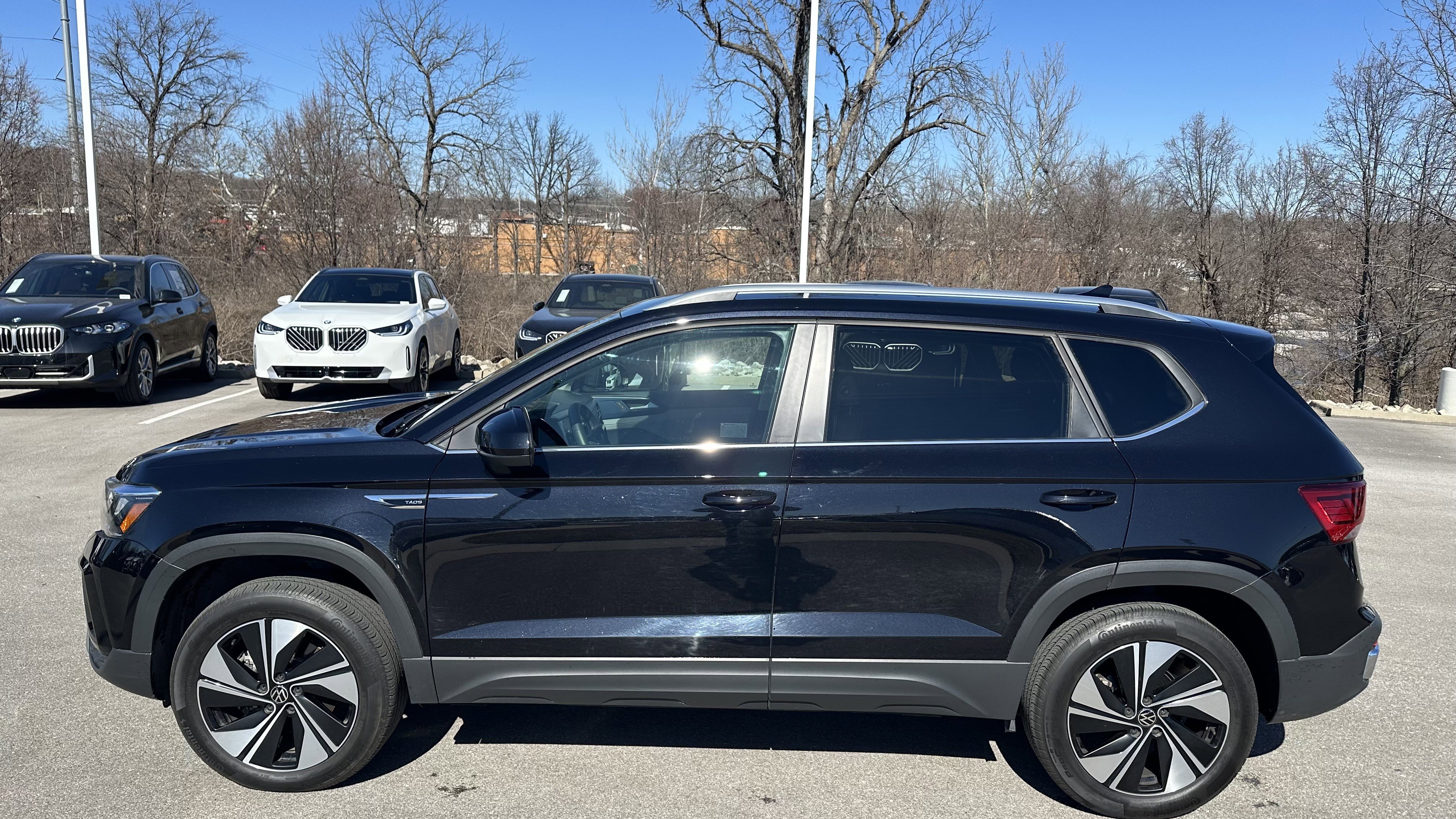 Used 2024 Volkswagen Taos SE w/ Panoramic Sunroof Package image 7