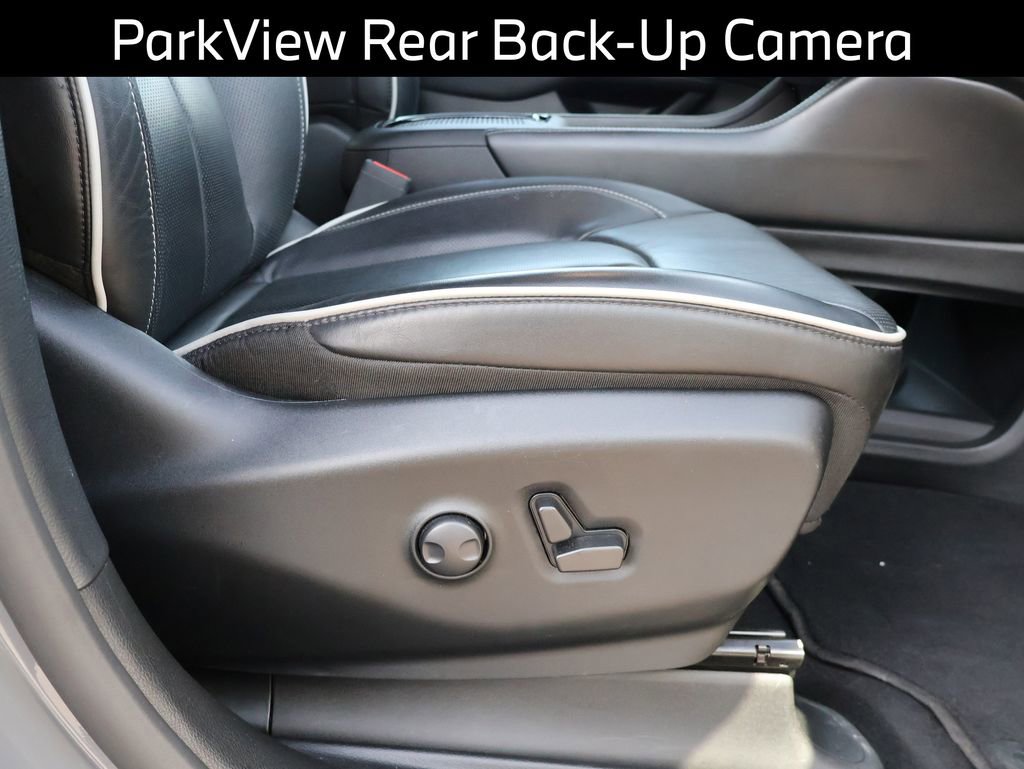 Used 2025 Chrysler Pacifica Limited image 13
