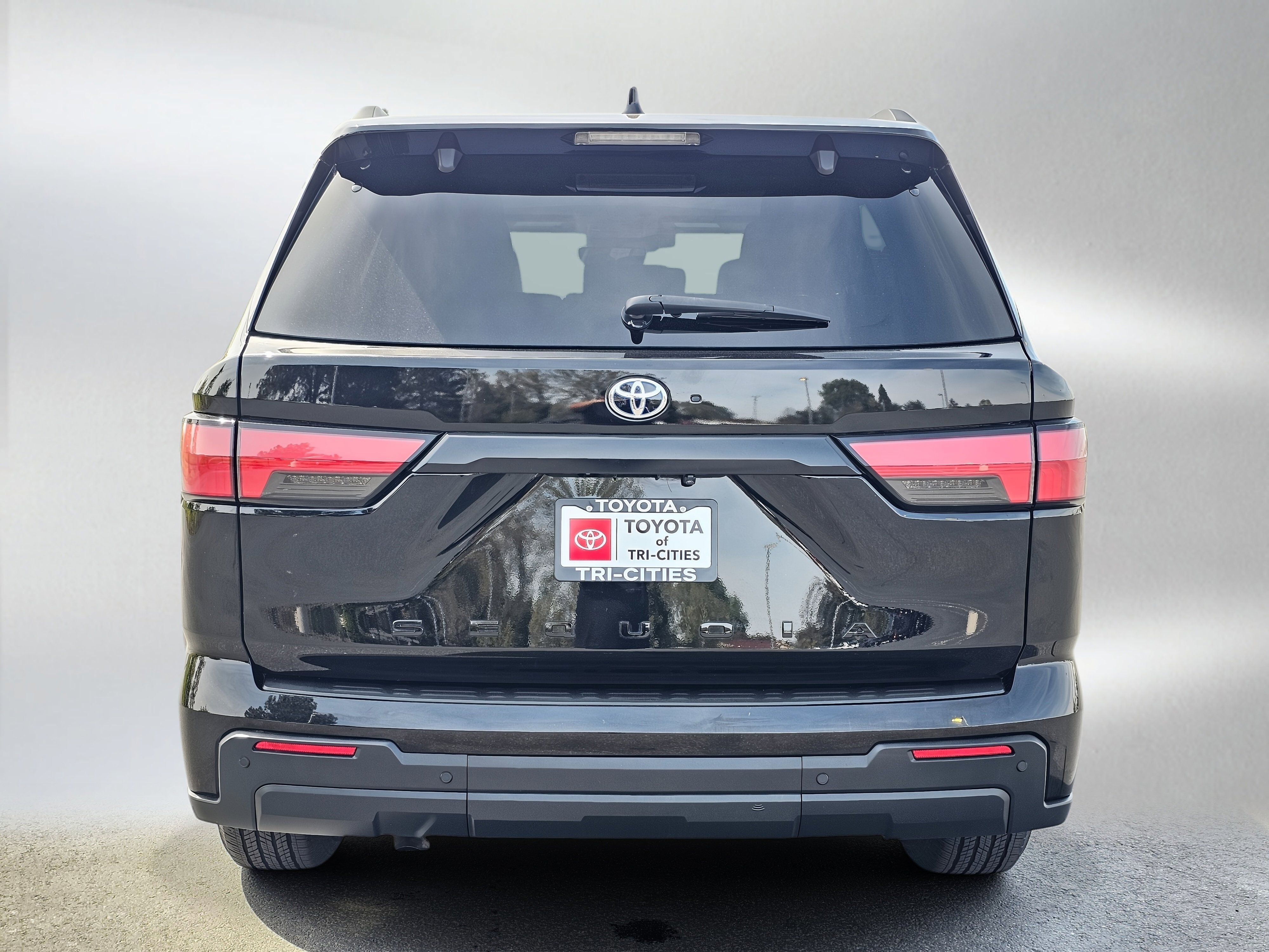 Used 2023 Toyota Sequoia SR5 w/ SR5 Premium Package AWD/4WD image 4