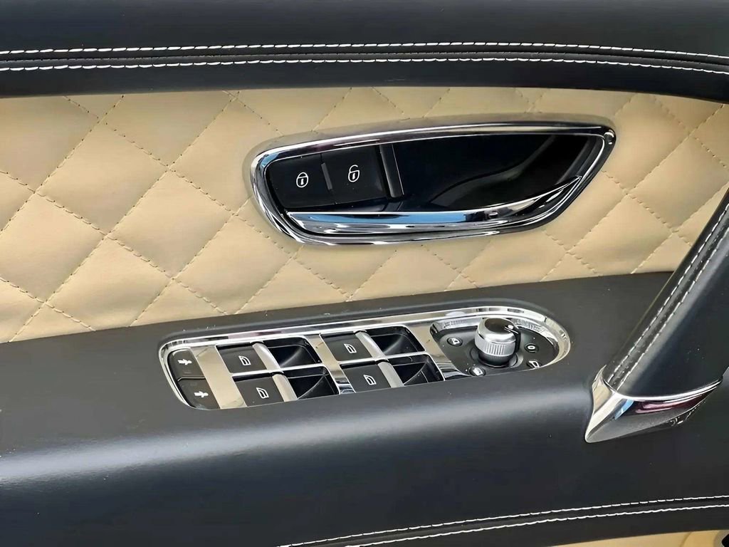 Used 2017 Bentley Bentayga image 25