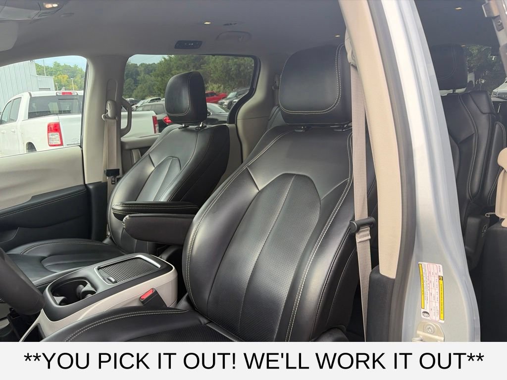 Used 2023 Chrysler Pacifica Touring-L FWD image 11