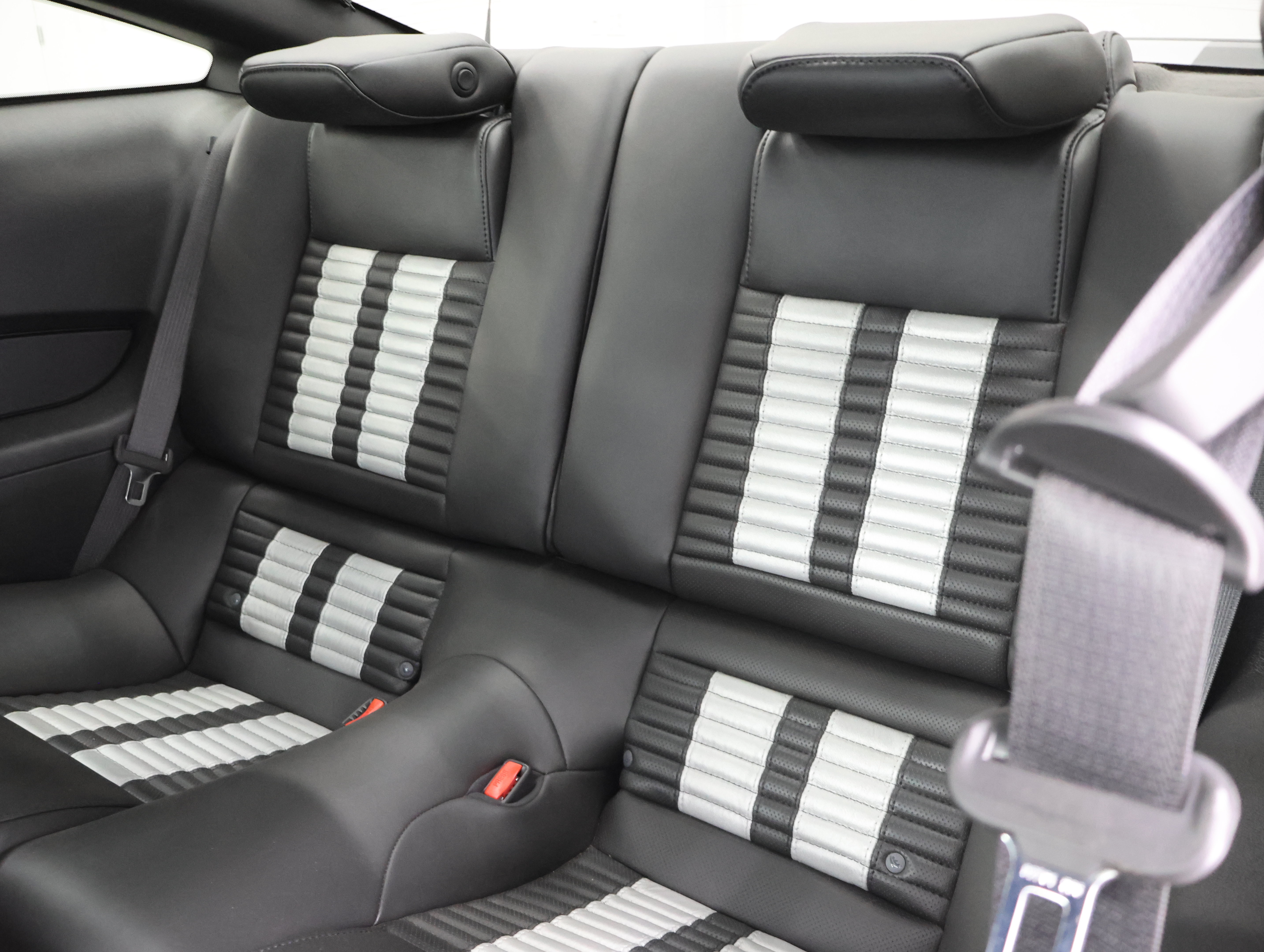 Used 2011 Ford Mustang Shelby GT500 RWD image 9