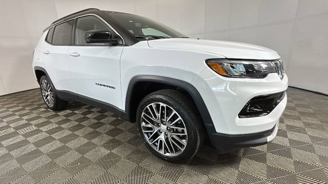 Used 2023 Jeep Compass Limited w/ Elite Group AWD/4WD image 2