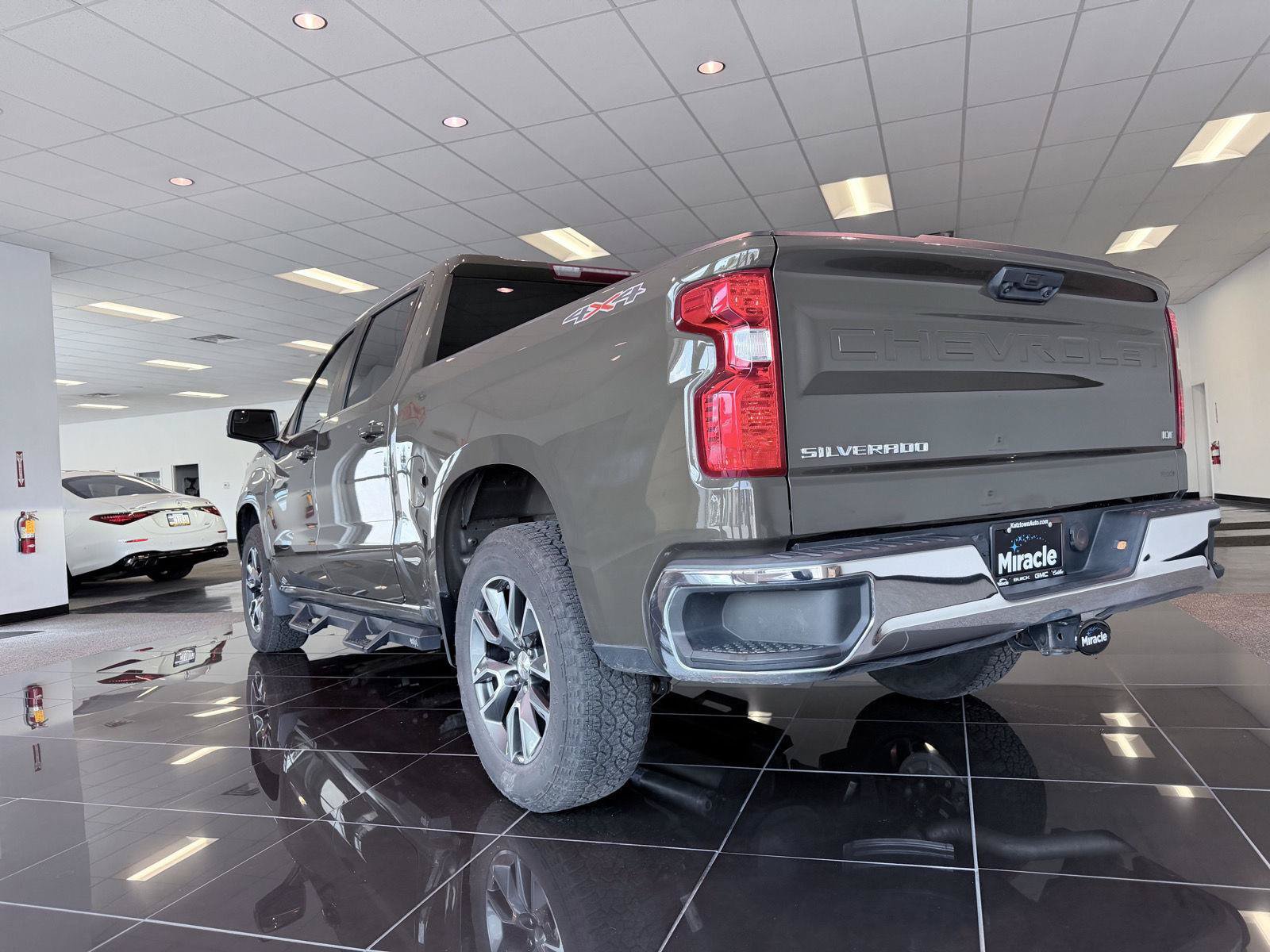 Used 2023 Chevrolet Silverado 1500 LT AWD/4WD image 6