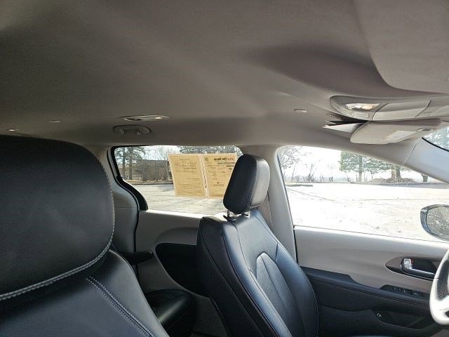 Used 2024 Chrysler Pacifica Select image 13