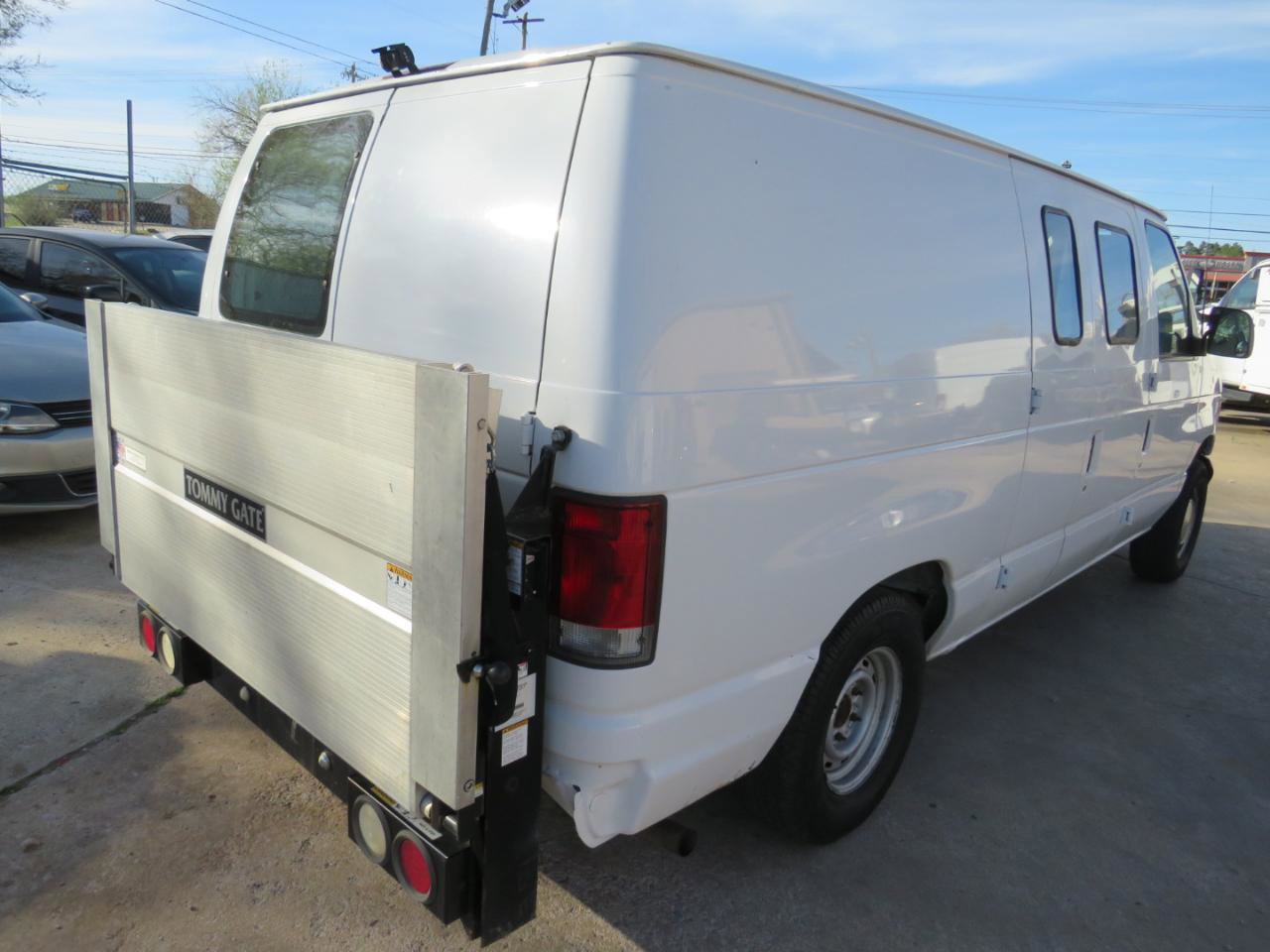 Used 2001 Ford E-150 and Econoline 150 RWD image 4