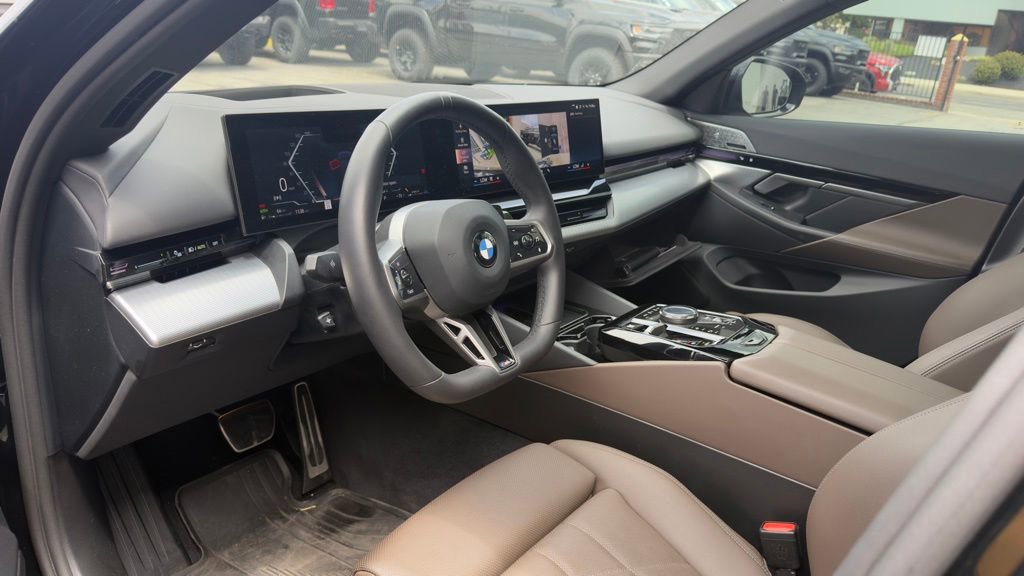 Used 2025 BMW 530i w/ M Sport Package RWD image 6