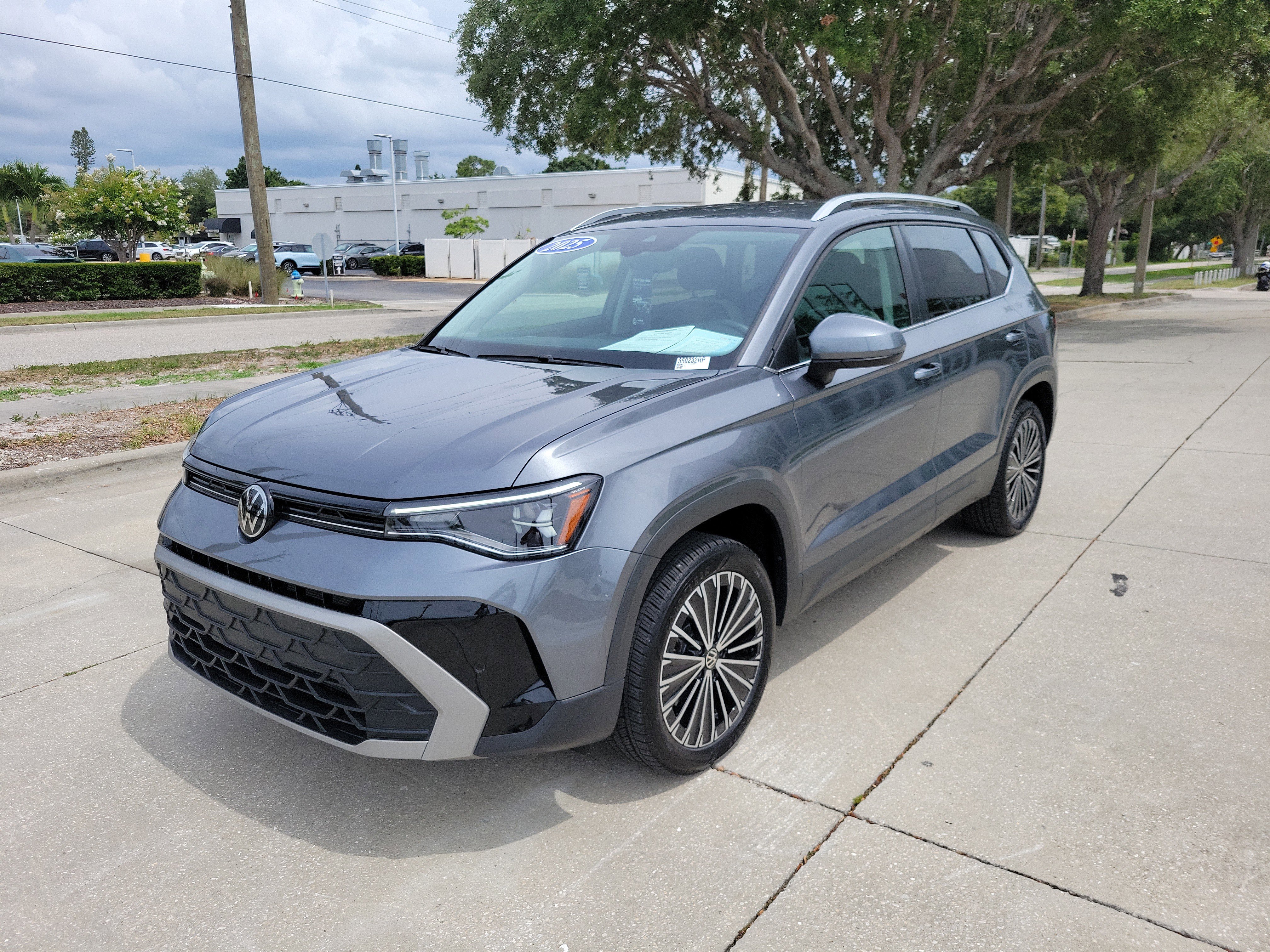 Used 2025 Volkswagen Taos SE FWD image 9