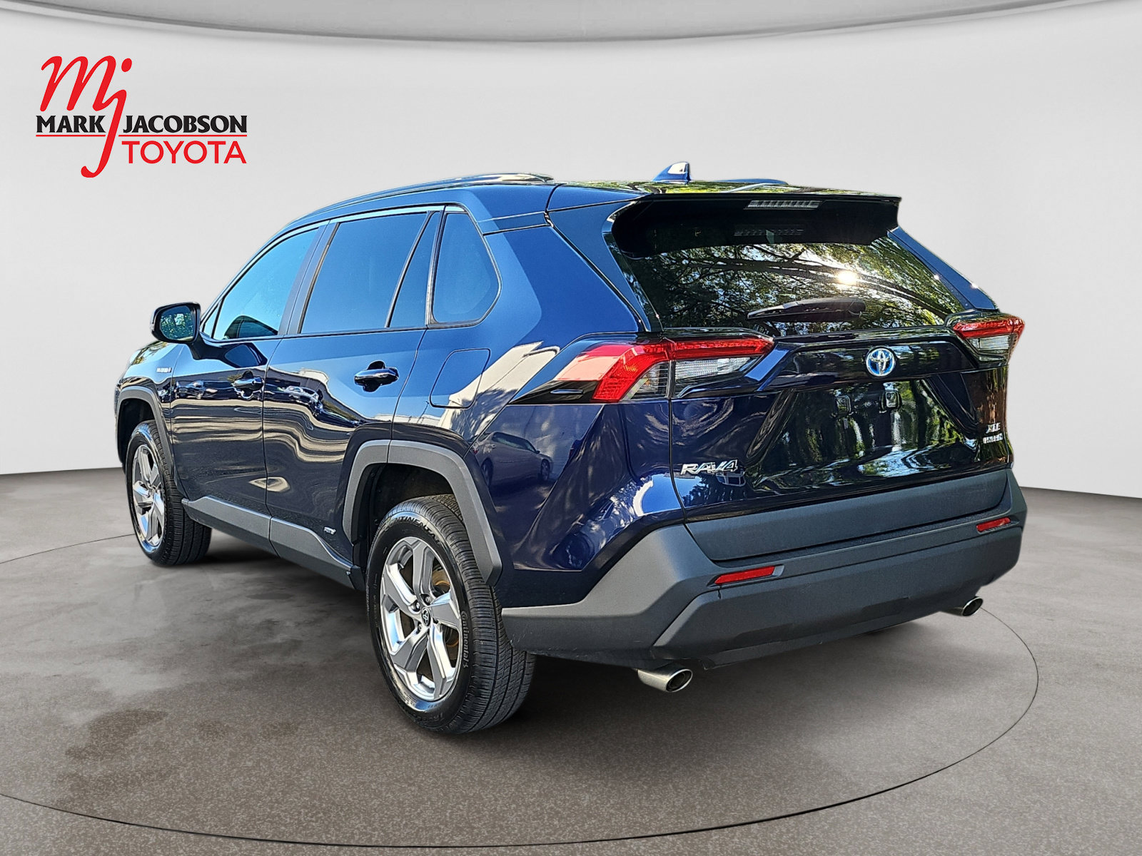 Used 2021 Toyota RAV4 XLE Premium AWD/4WD image 14