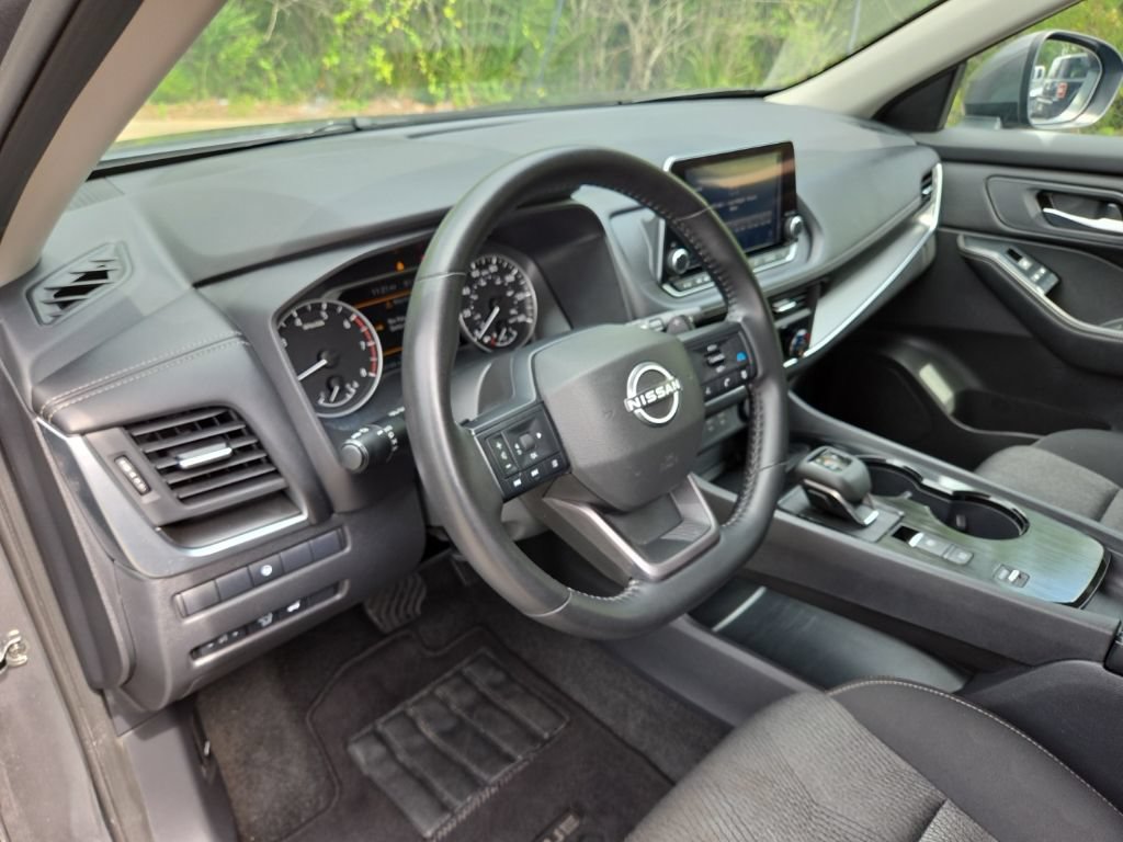Certified 2025 Nissan Rogue SV FWD image 17