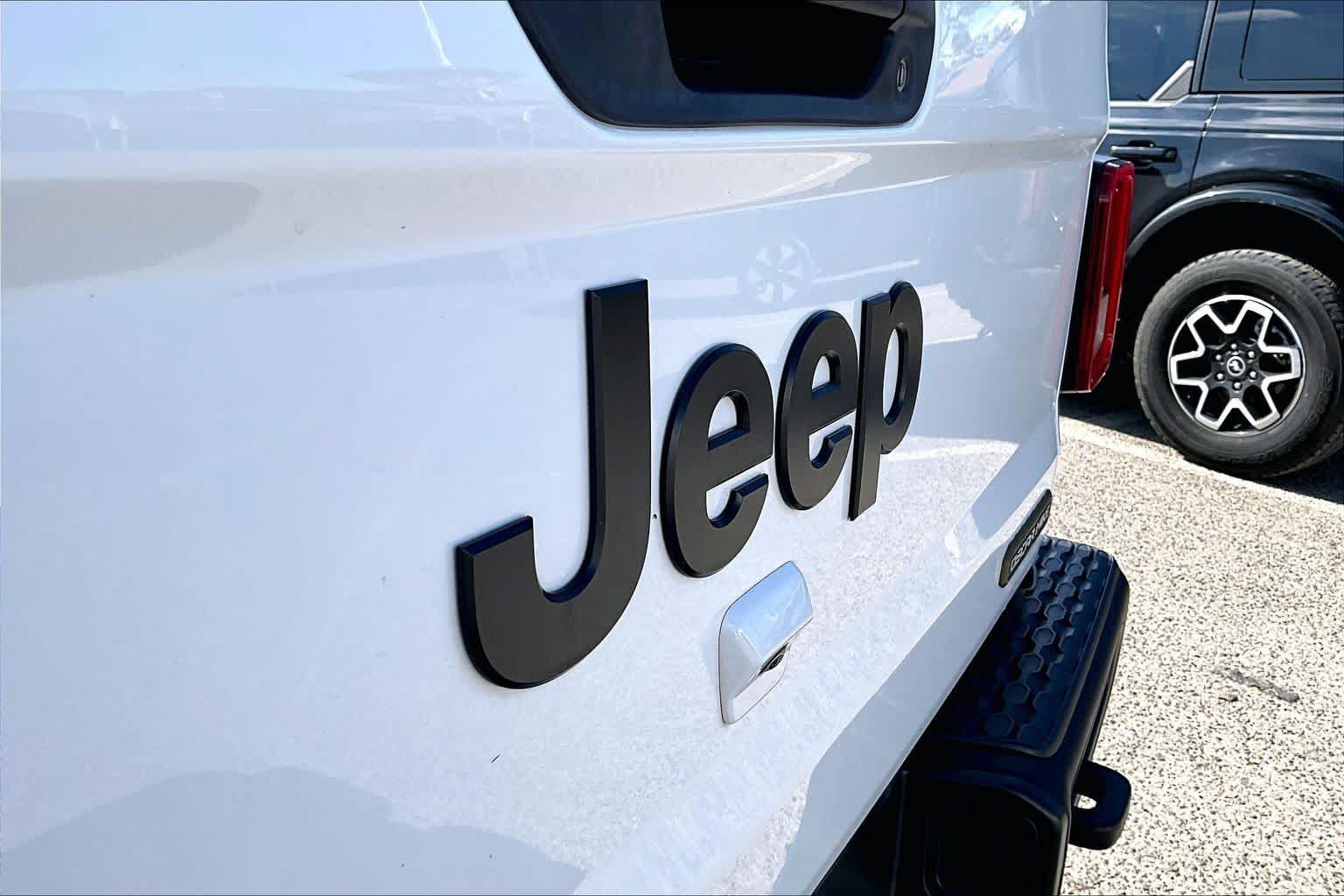 Used 2023 Jeep Gladiator Sport AWD/4WD image 31