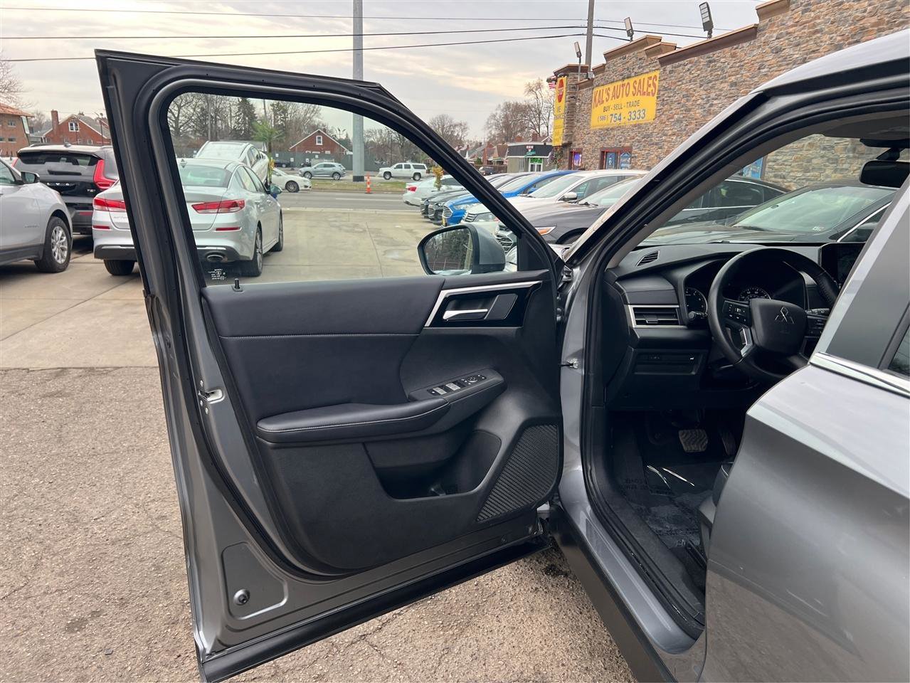 Used 2024 Mitsubishi Outlander SE image 30