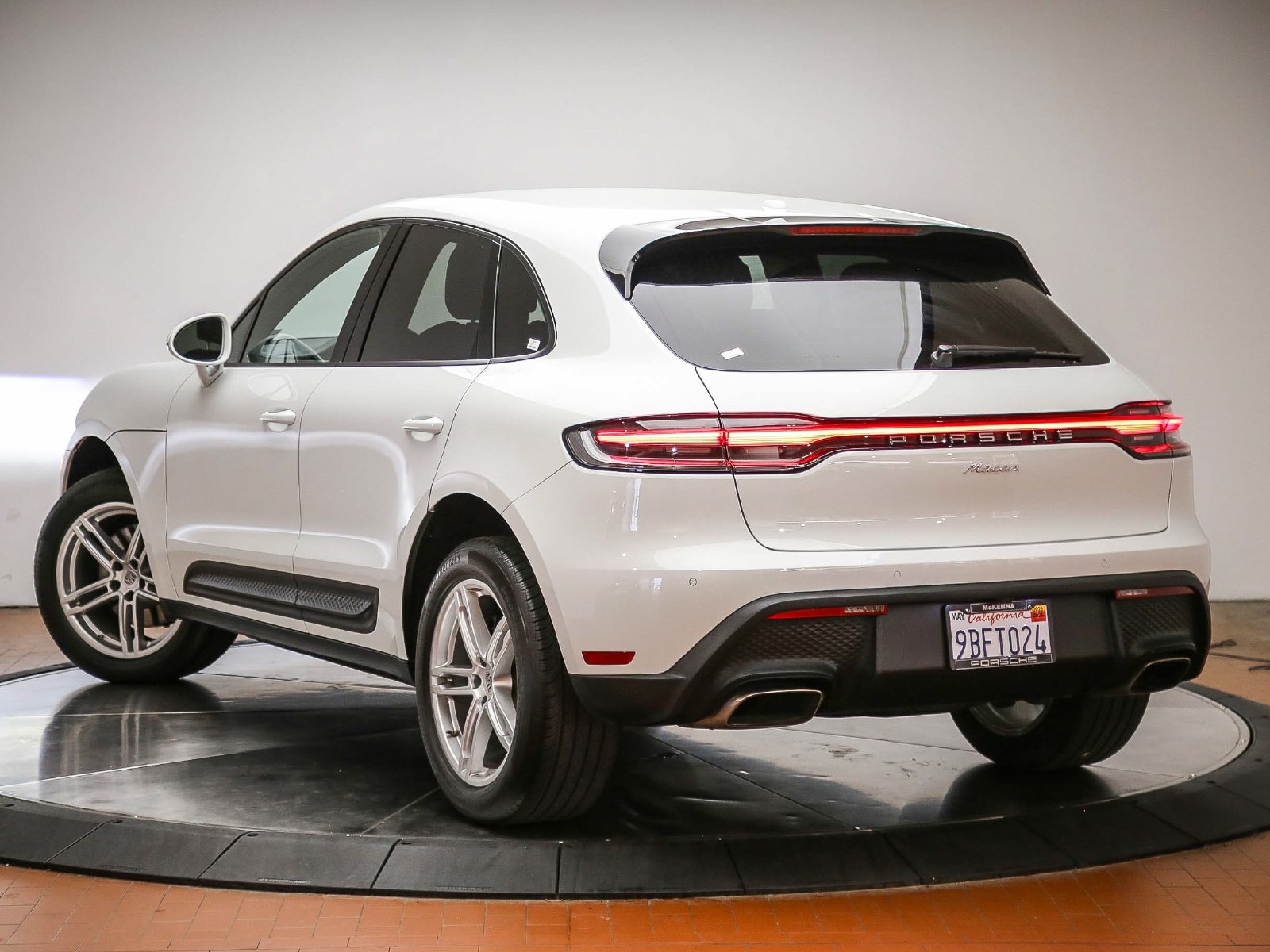 Certified 2022 Porsche Macan AWD/4WD image 3