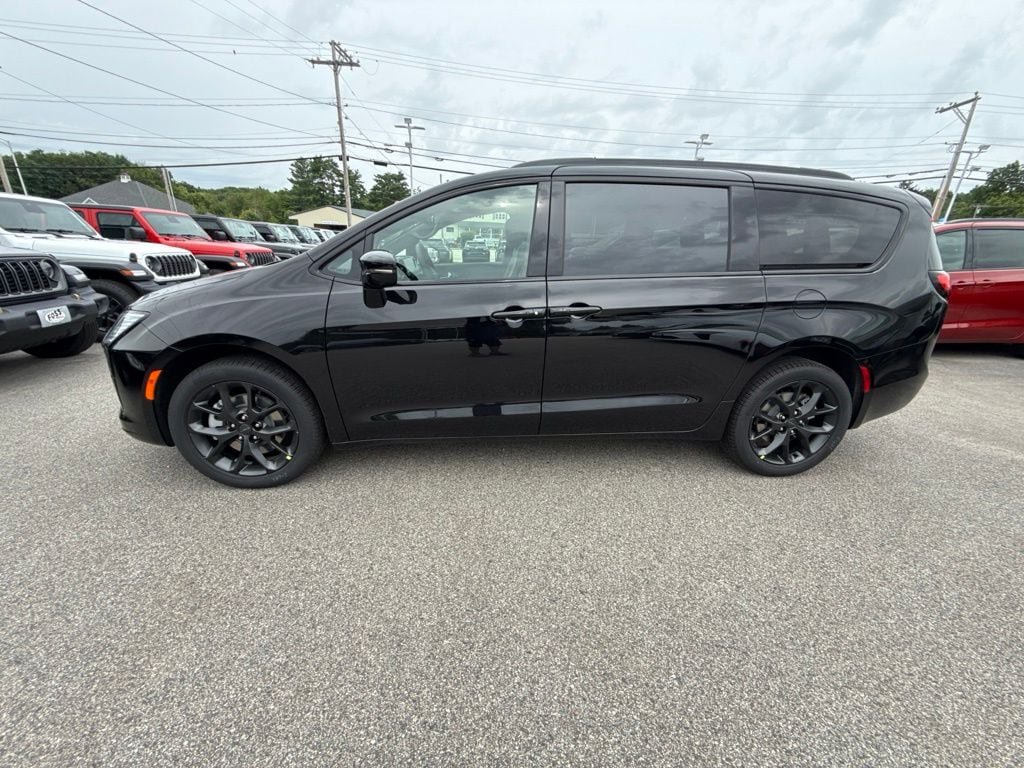 New 2027 Chrysler Pacifica Limited AWD/4WD image 2