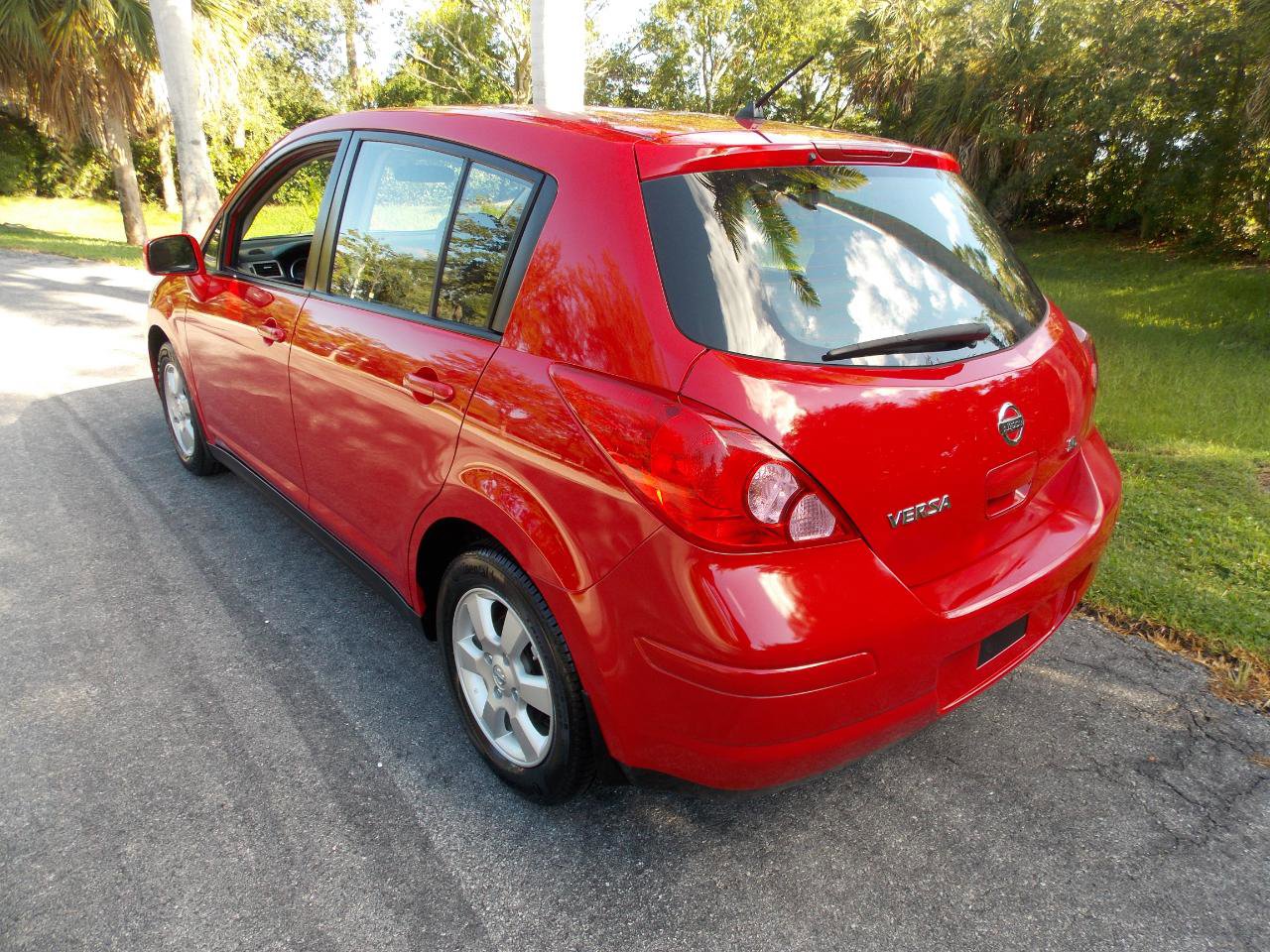 Used 2007 Nissan Versa Hatchback FWD image 5