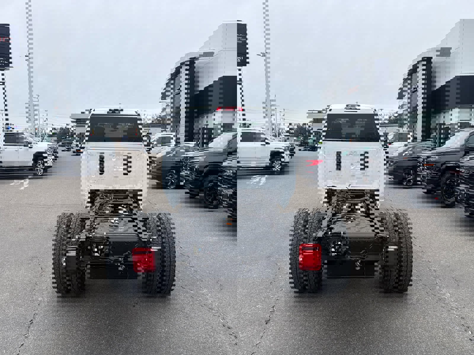 New 2026 GMC Sierra 3500 SLE w/ SLE Convenience Package image 4