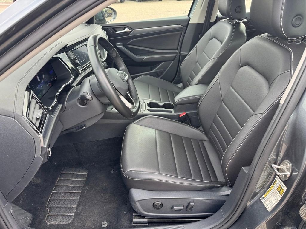 Used 2024 Volkswagen Jetta SE image 6