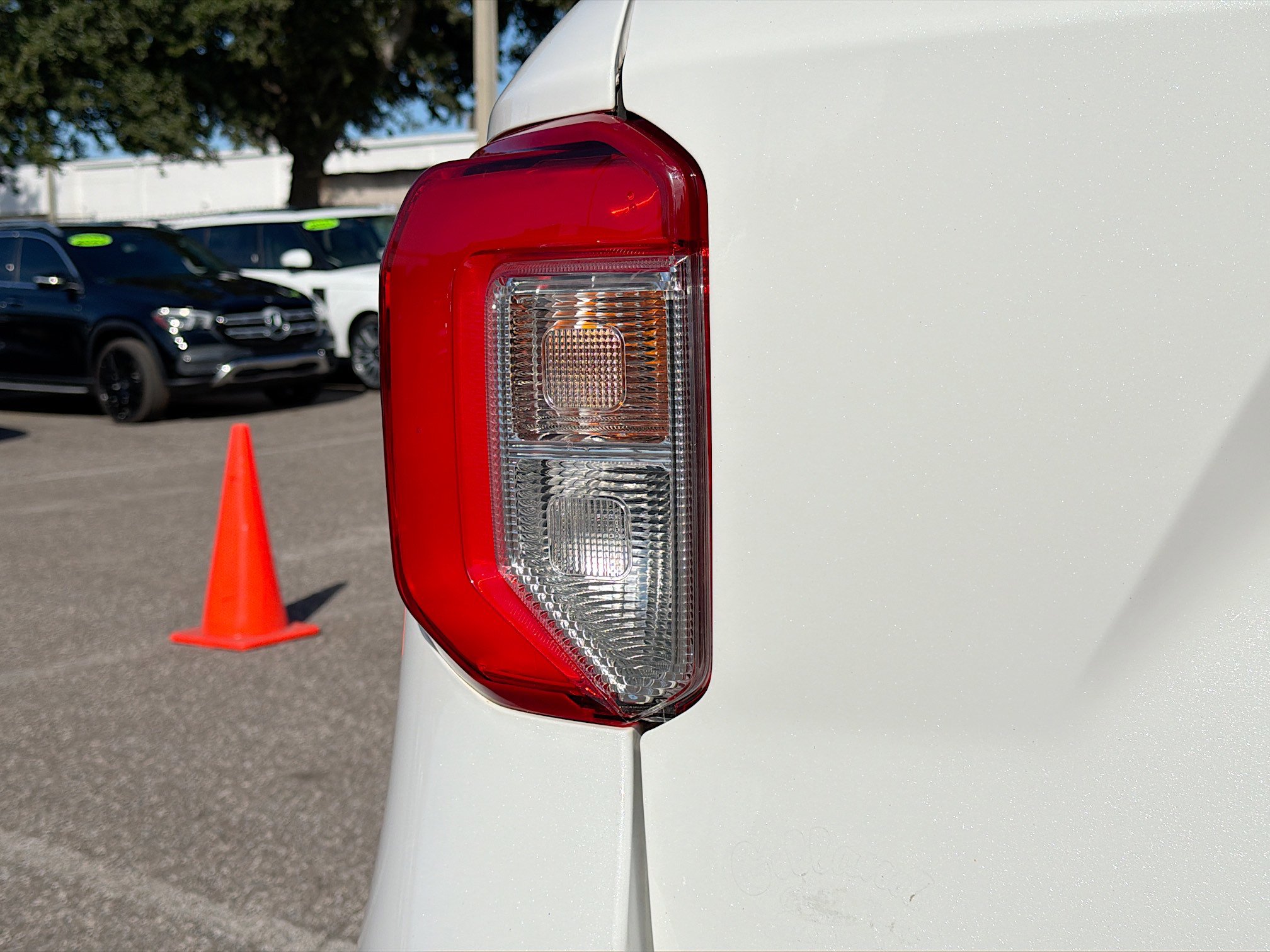 Used 2022 Ford Explorer XLT w/ Equipment Group 202A image 10