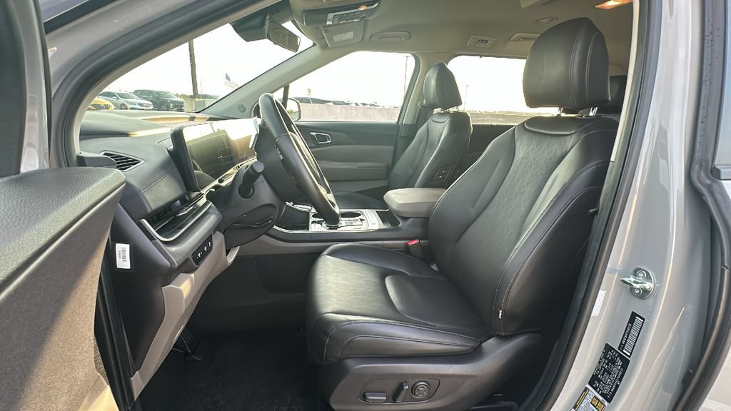 Used 2026 Kia Carnival EX FWD image 4