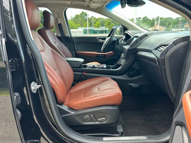 Used 2019 Ford Edge Titanium w/ Equipment Group 301A AWD/4WD image 23